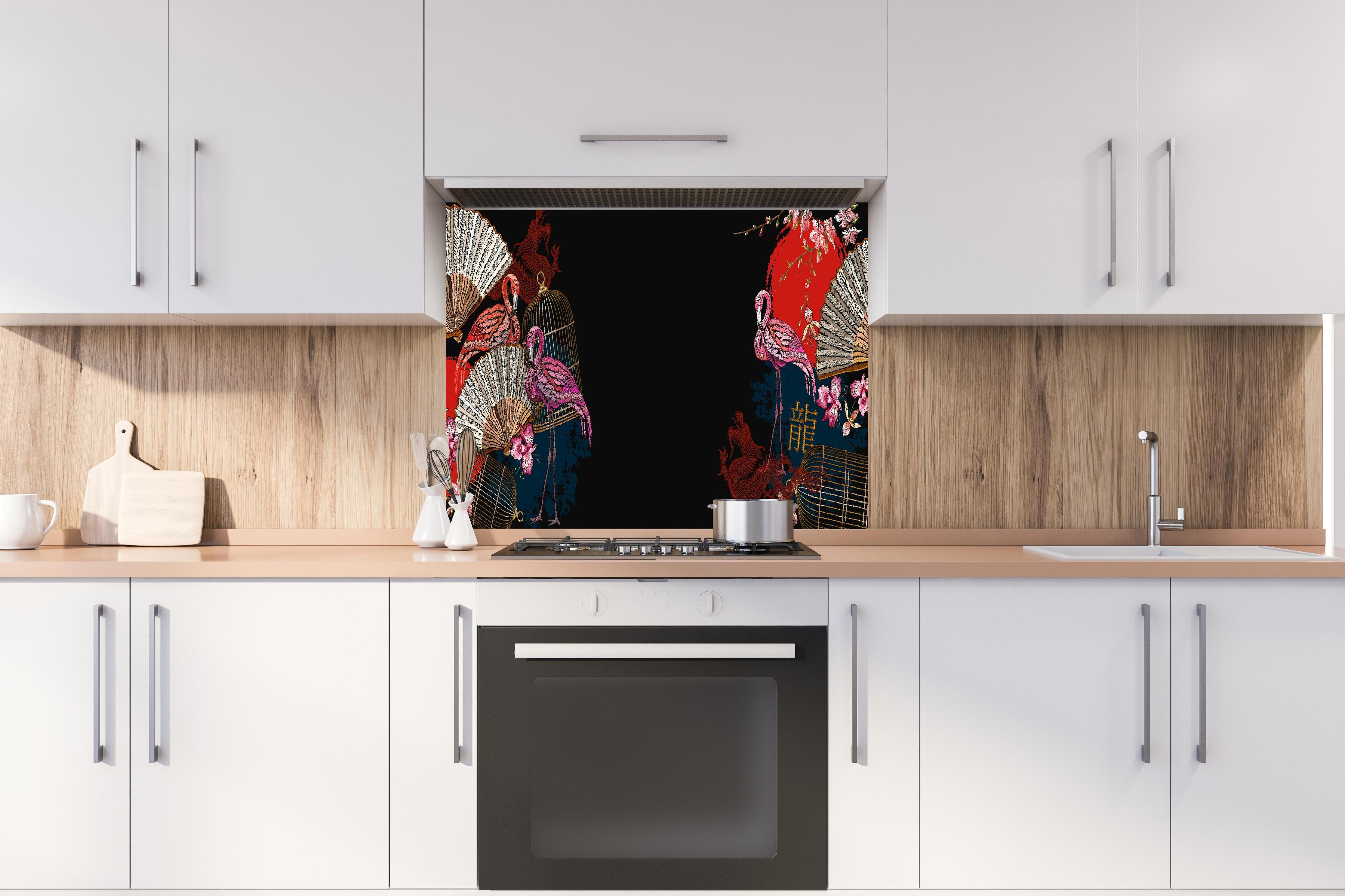 Spritzschutz - Orientalischer Banner Flamingo und Drache hinter einem Cerankochfeld zwischen Holz-Kochutensilien

