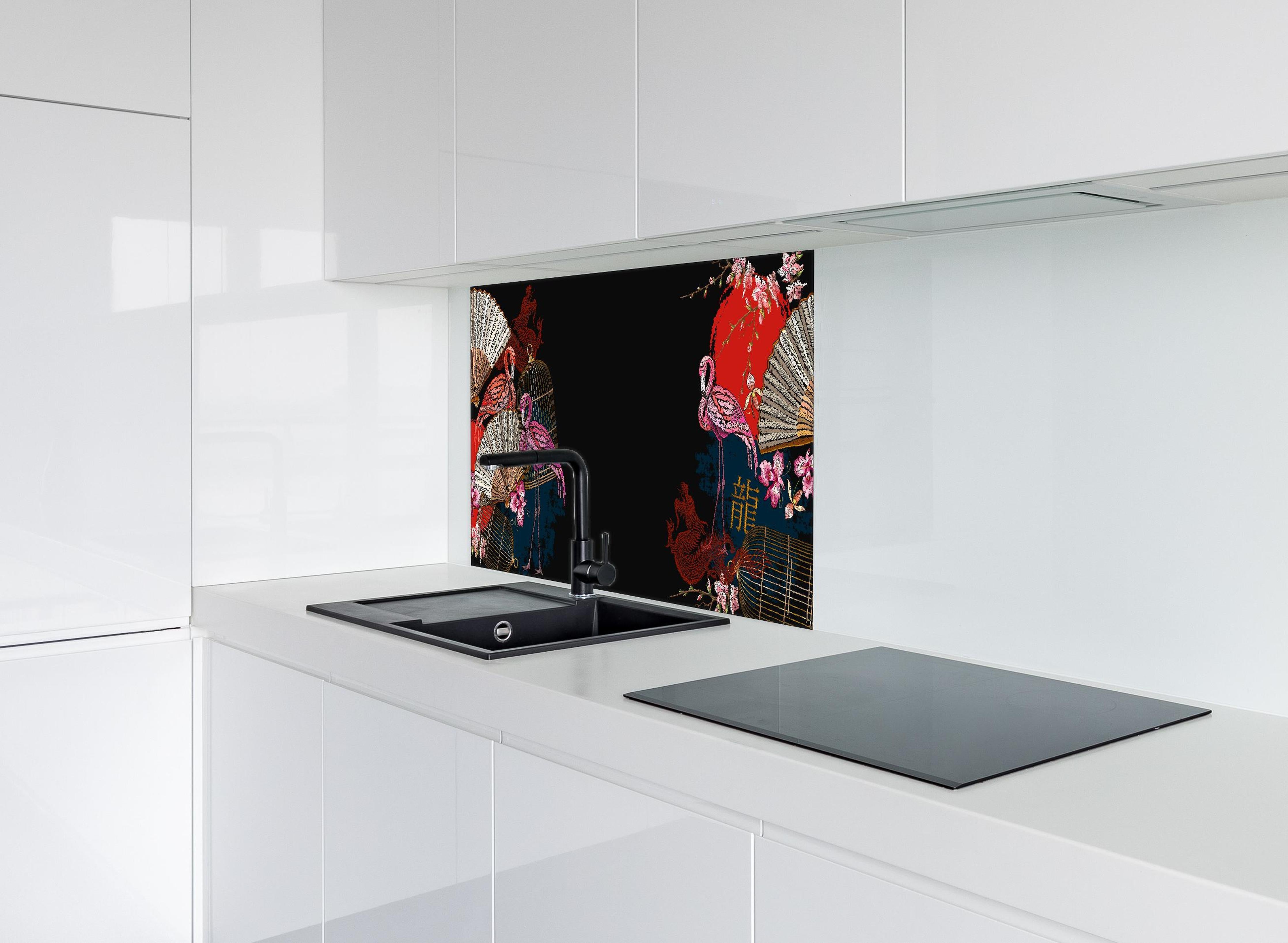 Spritzschutz - Orientalischer Banner Flamingo und Drache hinter einem Cerankochfeld zwischen Holz-Kochutensilien
