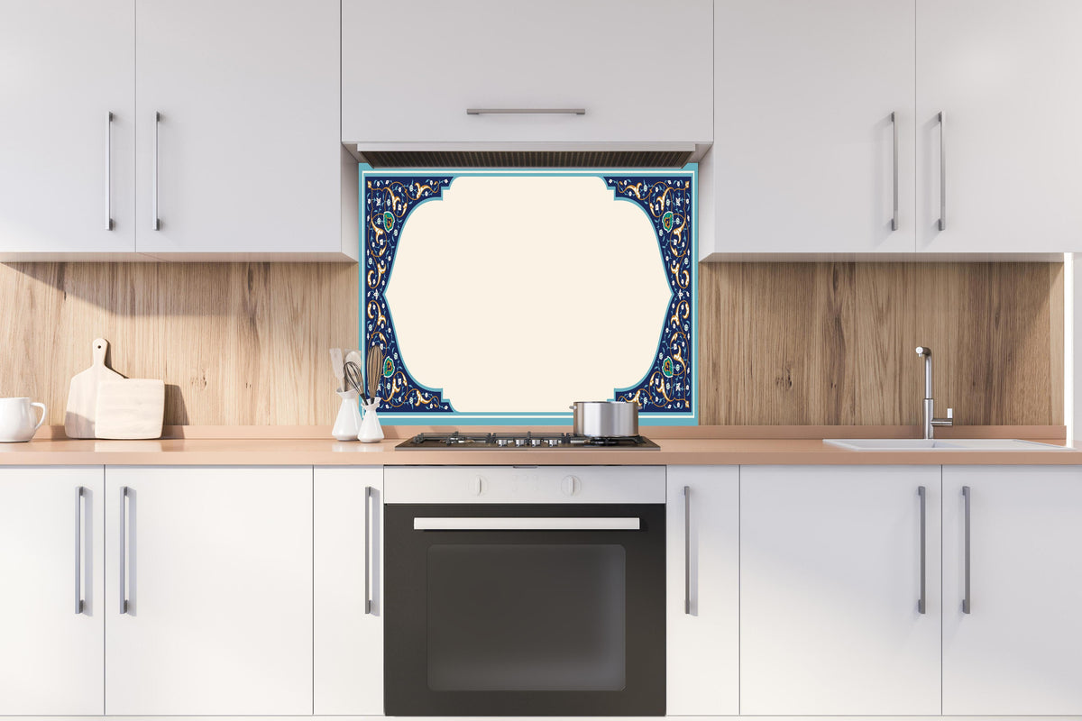 Spritzschutz - Orientalischer Rahmen in Blau und Gold hinter einem Cerankochfeld zwischen Holz-Kochutensilien
