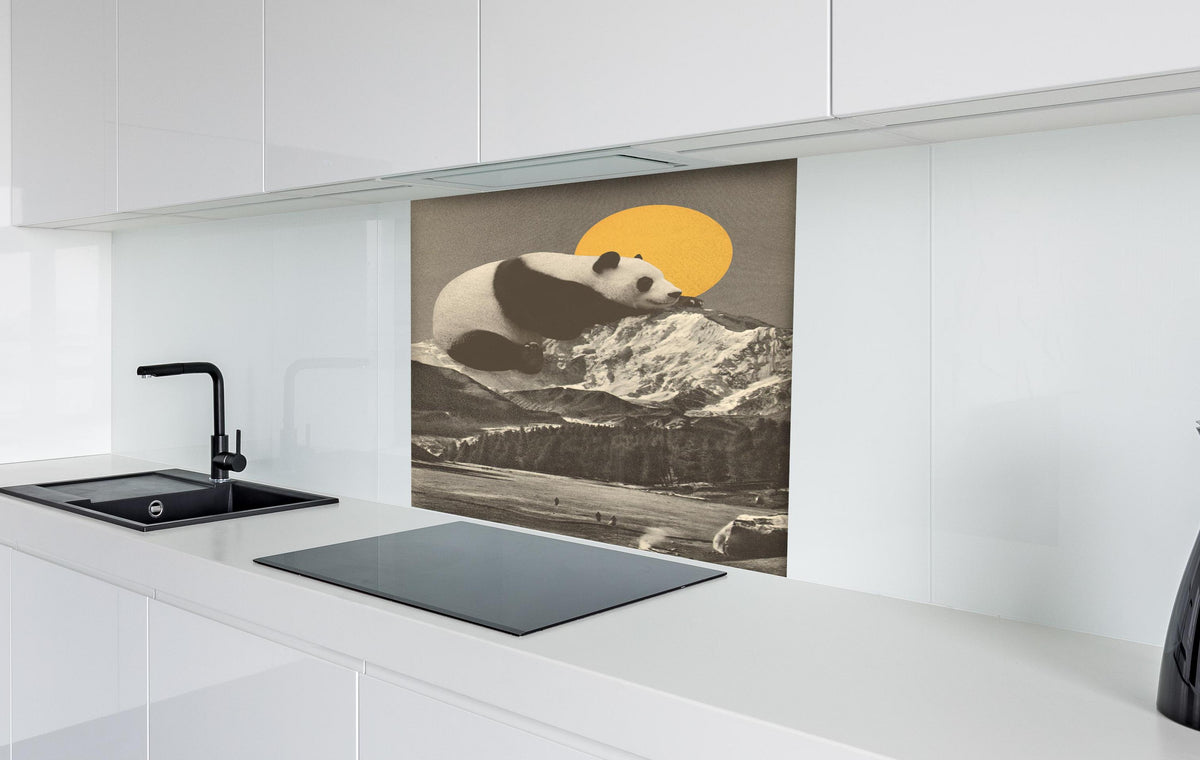 Spritzschutz - Panda Rast in monochromer Bergwelt hinter einem Cerankochfeld zwischen Holz-Kochutensilien
