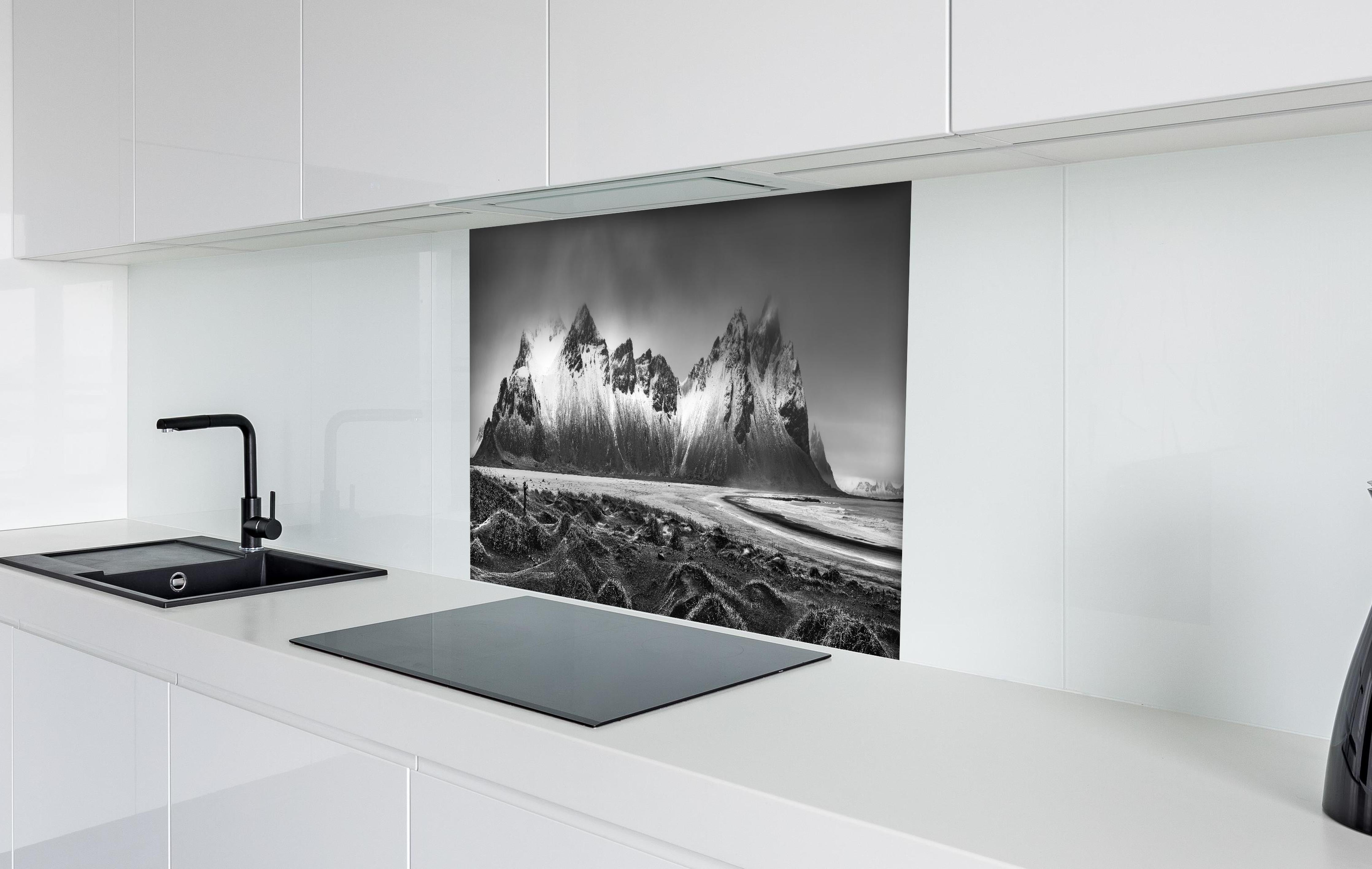 Spritzschutz - Panorama - Bergkette Vestrahorn hinter einem Cerankochfeld zwischen Holz-Kochutensilien
