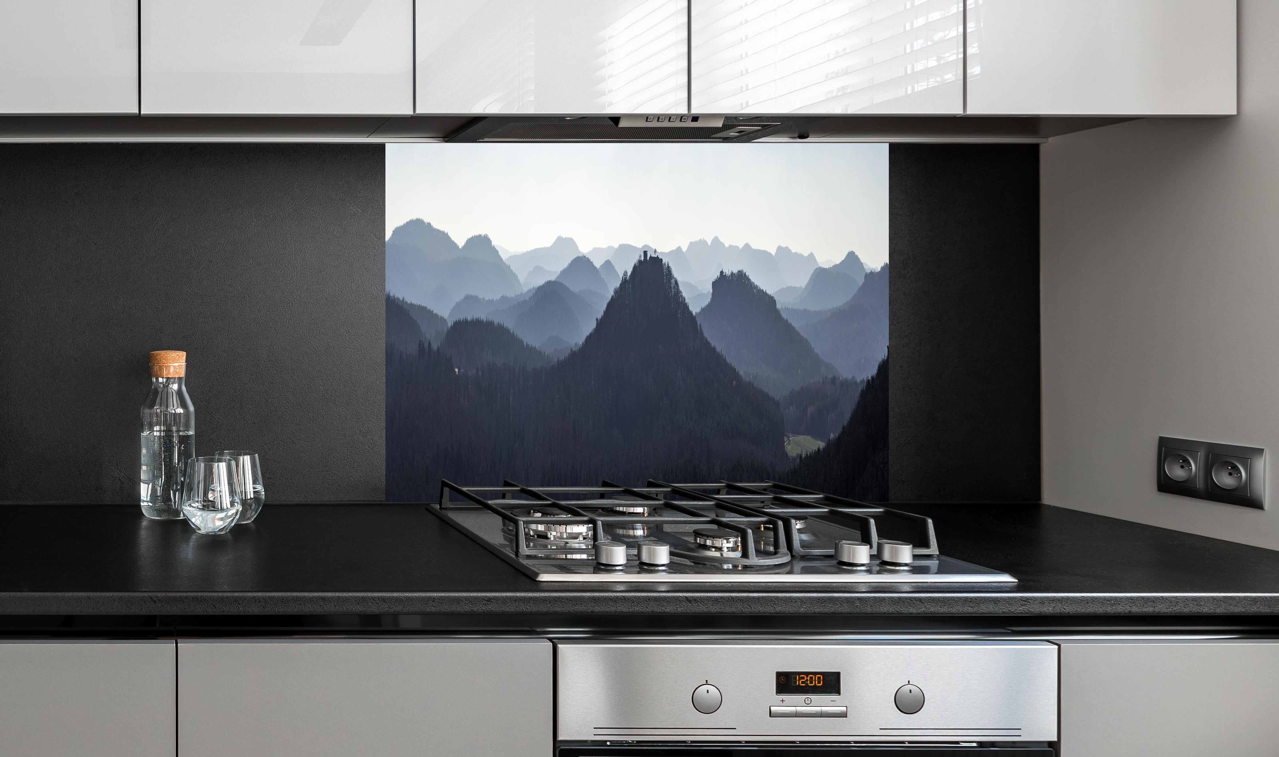 Spritzschutz - Panorama Rötzenfels auf Burg Lindelbrunn hinter einem Cerankochfeld zwischen Holz-Kochutensilien
