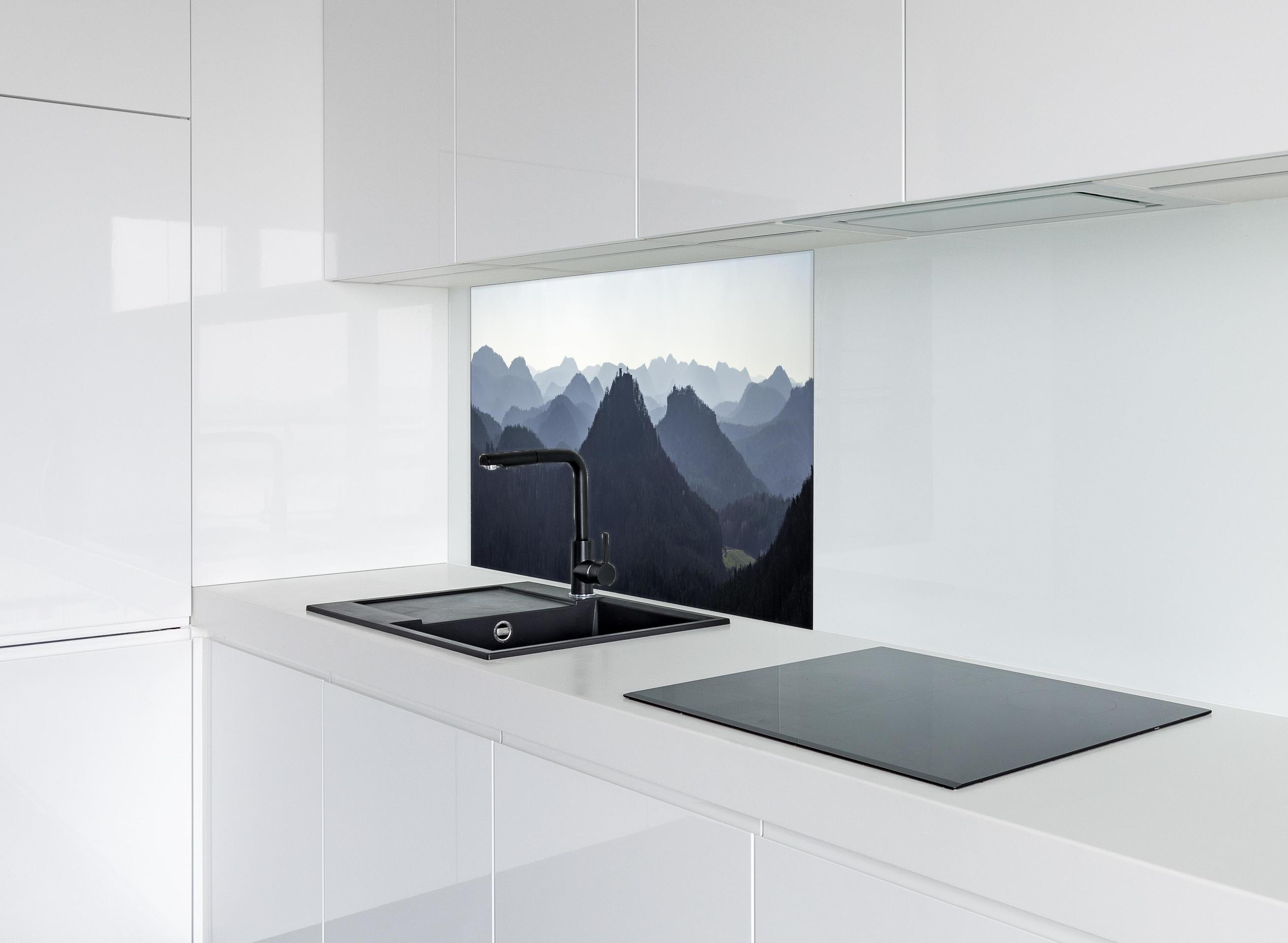 Spritzschutz - Panorama Rötzenfels auf Burg Lindelbrunn hinter einem Cerankochfeld zwischen Holz-Kochutensilien
