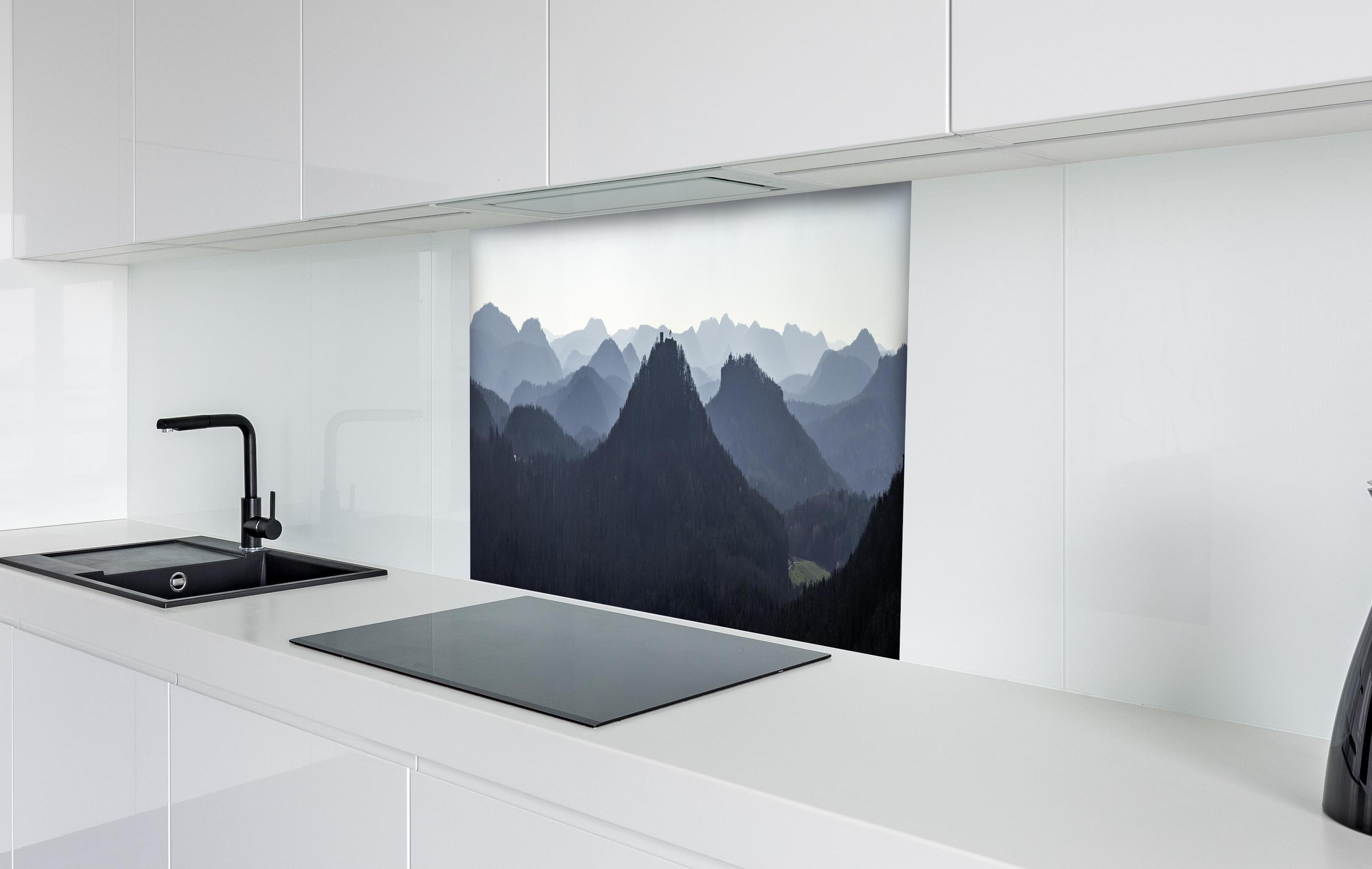 Spritzschutz - Panorama Rötzenfels auf Burg Lindelbrunn hinter einem Cerankochfeld zwischen Holz-Kochutensilien
