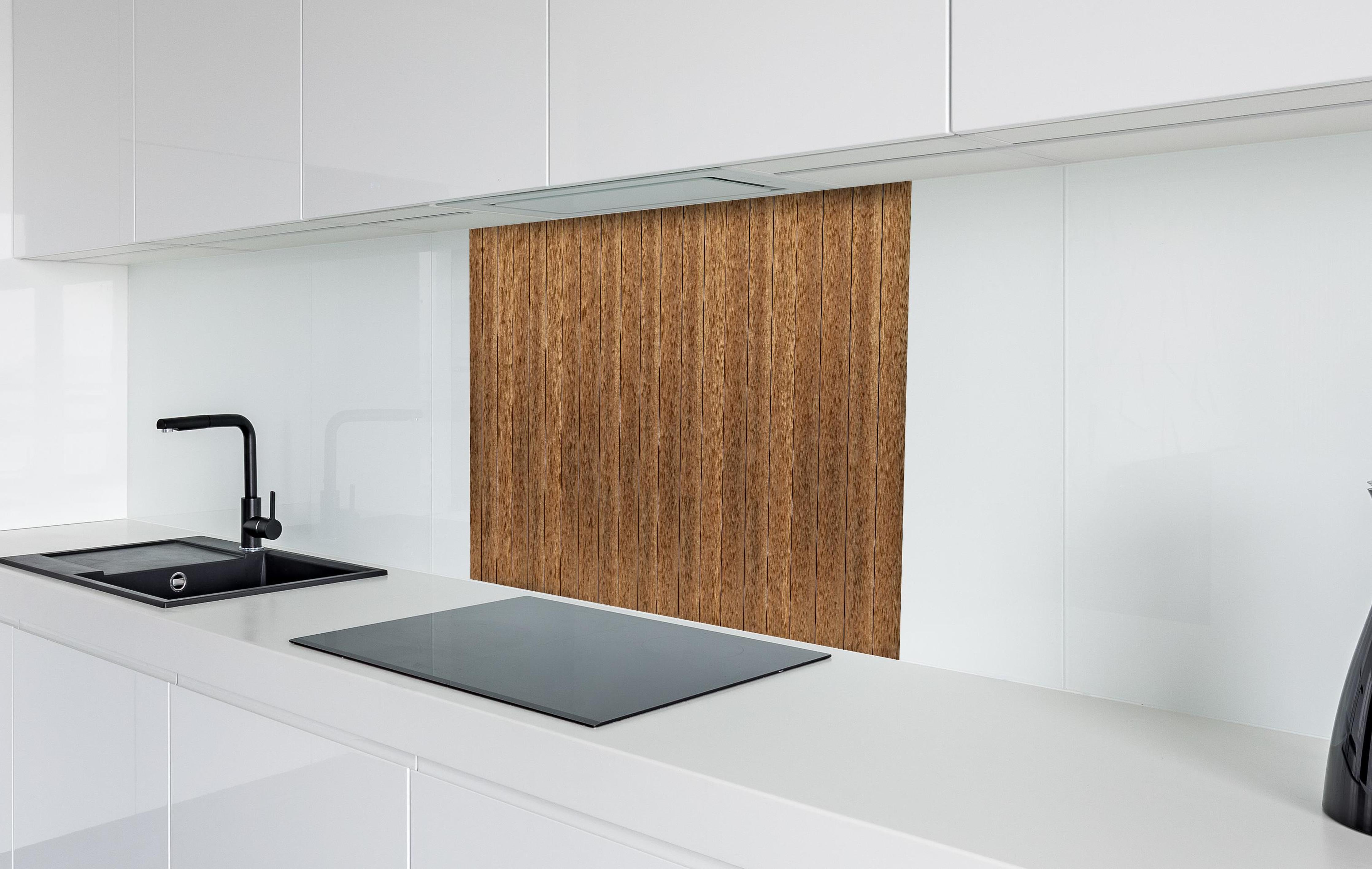 Spritzschutz - Panorama der braunen Vintage Holzwand hinter einem Cerankochfeld zwischen Holz-Kochutensilien
