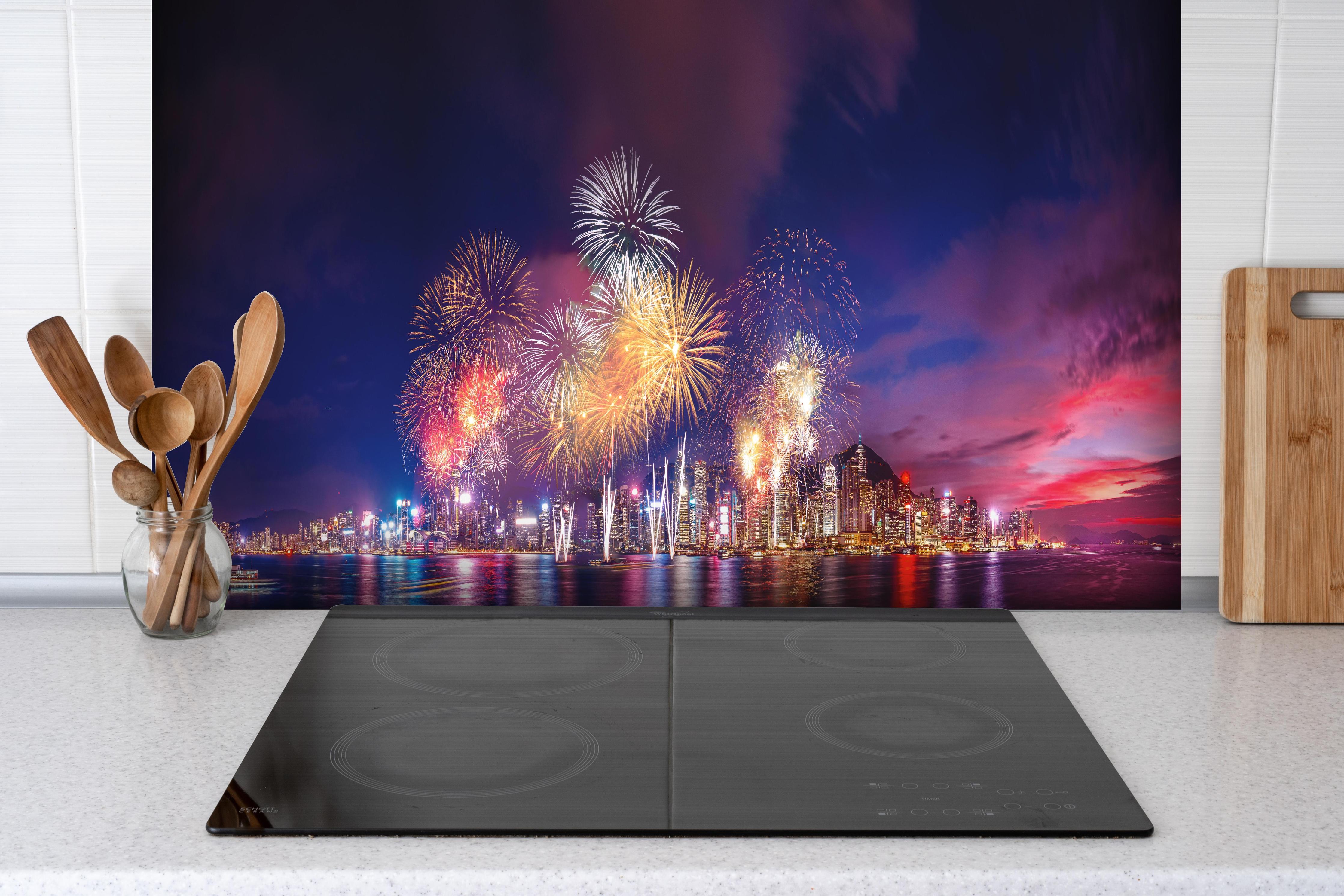 Spritzschutz - Panorama von Hongkong - Feuerwerk hinter einem Cerankochfeld zwischen Holz-Kochutensilien
