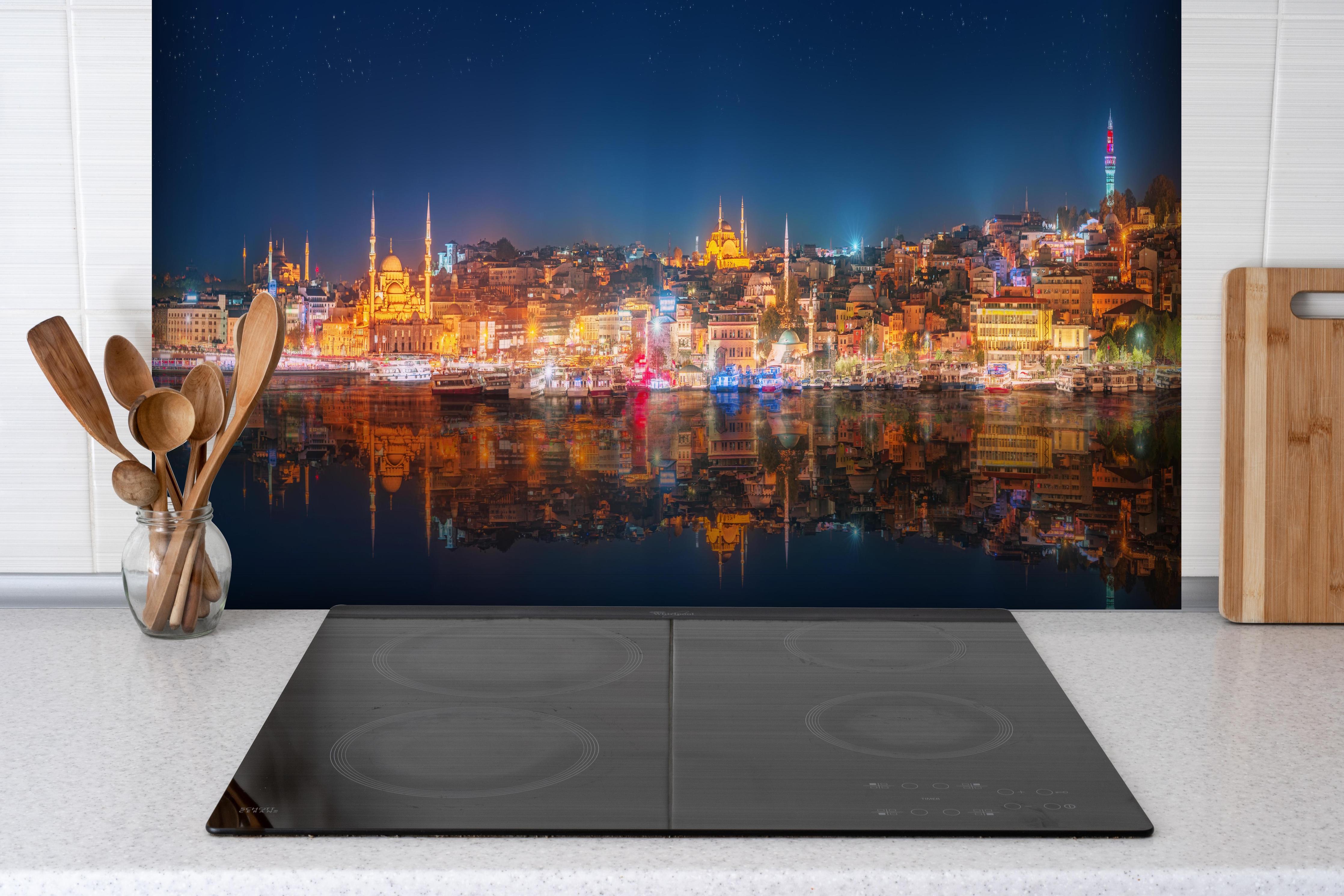 Spritzschutz - Panorama von Istanbul & Bosporus bei Nacht hinter einem Cerankochfeld zwischen Holz-Kochutensilien
