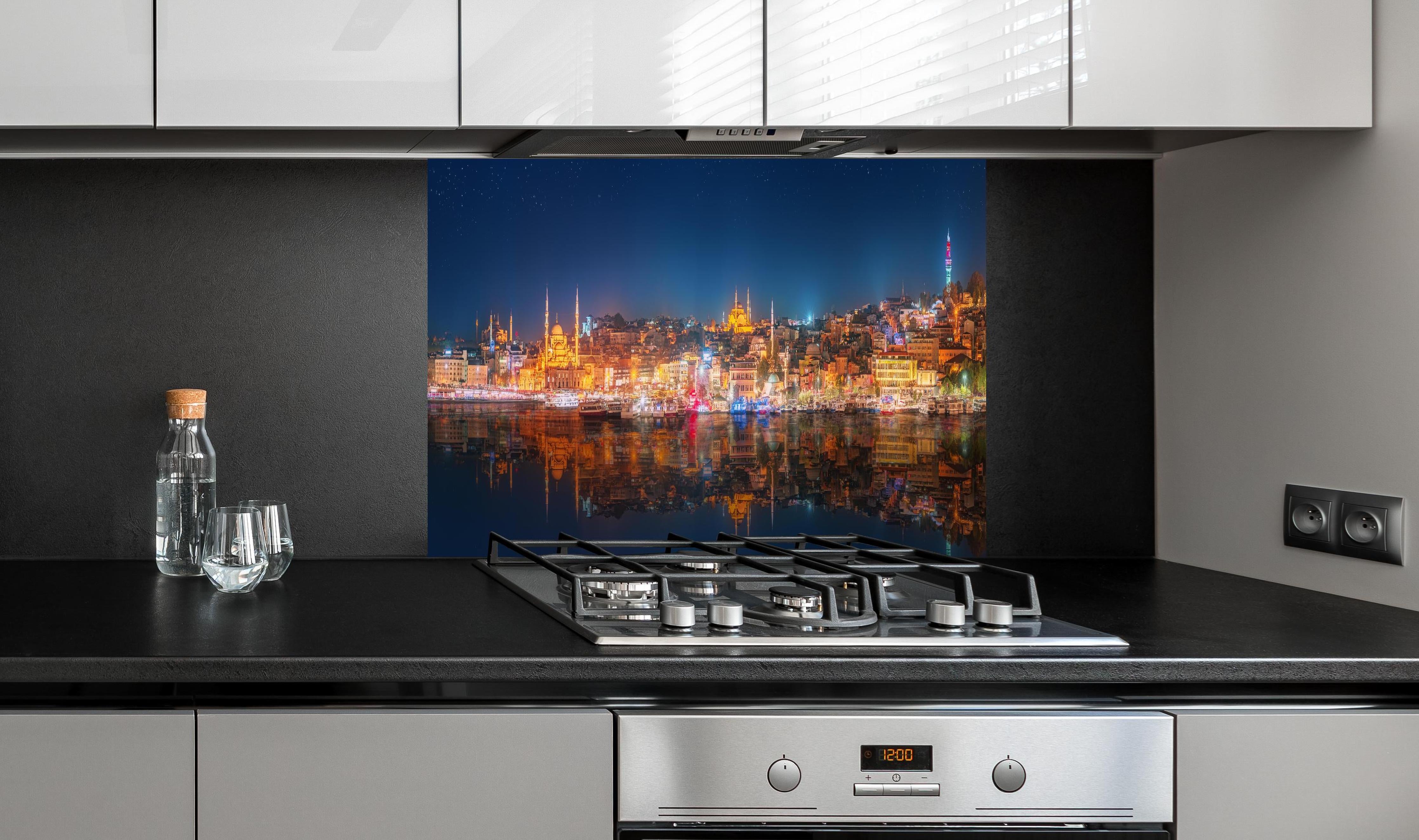 Spritzschutz - Panorama von Istanbul & Bosporus bei Nacht hinter einem Cerankochfeld zwischen Holz-Kochutensilien
