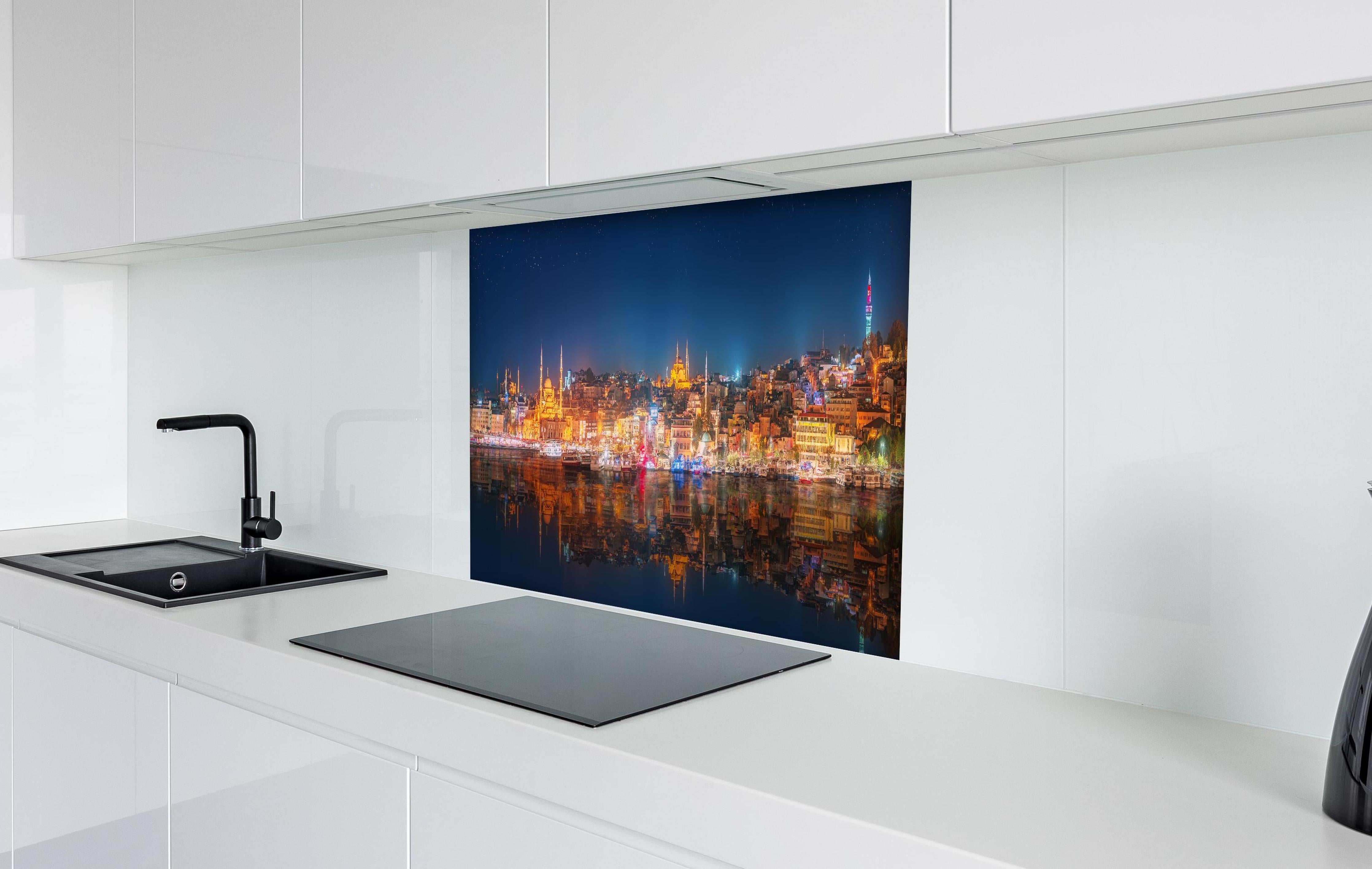 Spritzschutz - Panorama von Istanbul & Bosporus bei Nacht hinter einem Cerankochfeld zwischen Holz-Kochutensilien
