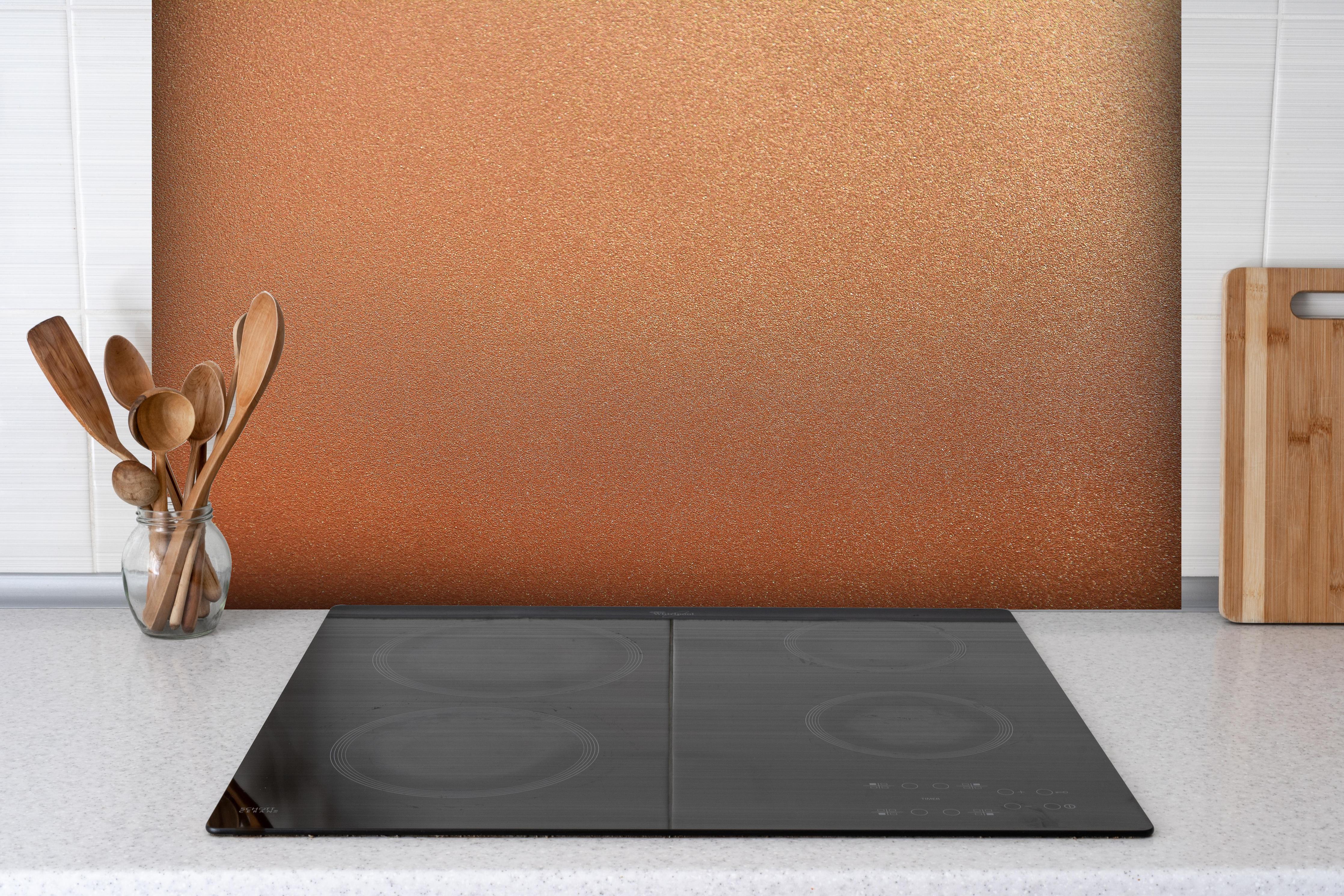 Spritzschutz - Panoramabild Bronze Textur Metallisch Glanz hinter einem Cerankochfeld zwischen Holz-Kochutensilien
