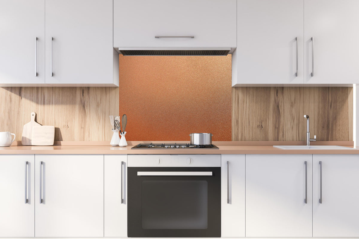 Spritzschutz - Panoramabild Bronze Textur Metallisch Glanz hinter einem Cerankochfeld zwischen Holz-Kochutensilien
