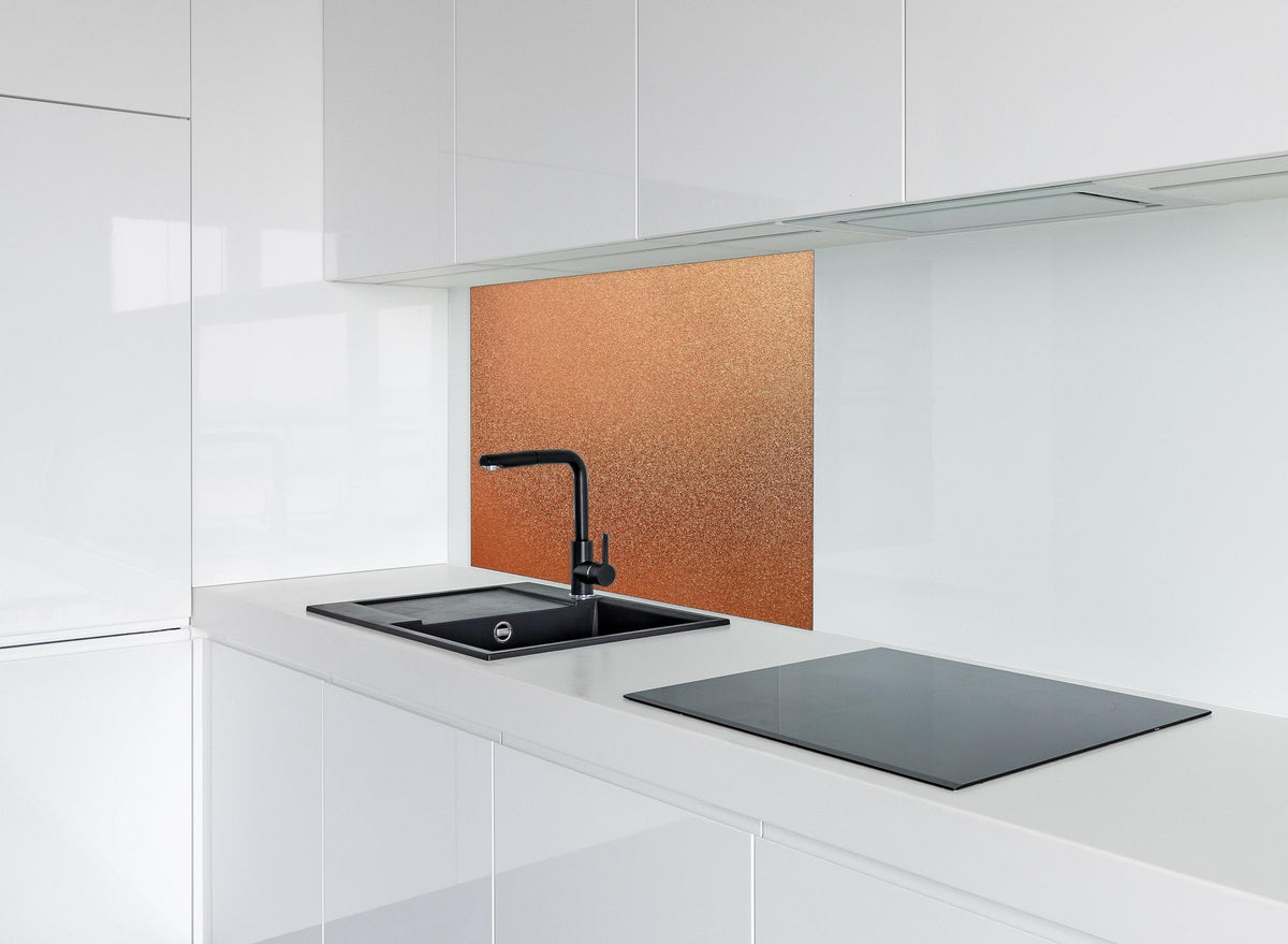 Spritzschutz - Panoramabild Bronze Textur Metallisch Glanz hinter einem Cerankochfeld zwischen Holz-Kochutensilien
