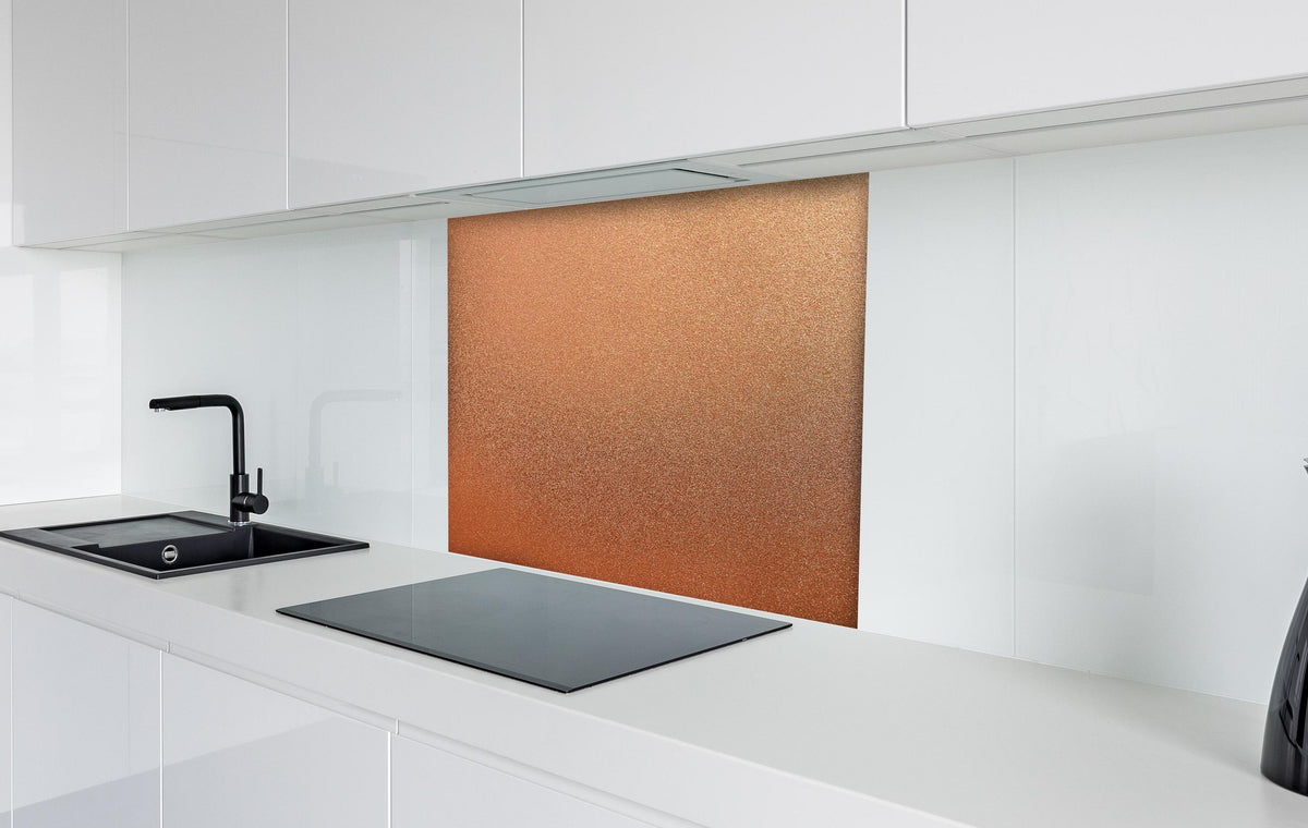 Spritzschutz - Panoramabild Bronze Textur Metallisch Glanz hinter einem Cerankochfeld zwischen Holz-Kochutensilien
