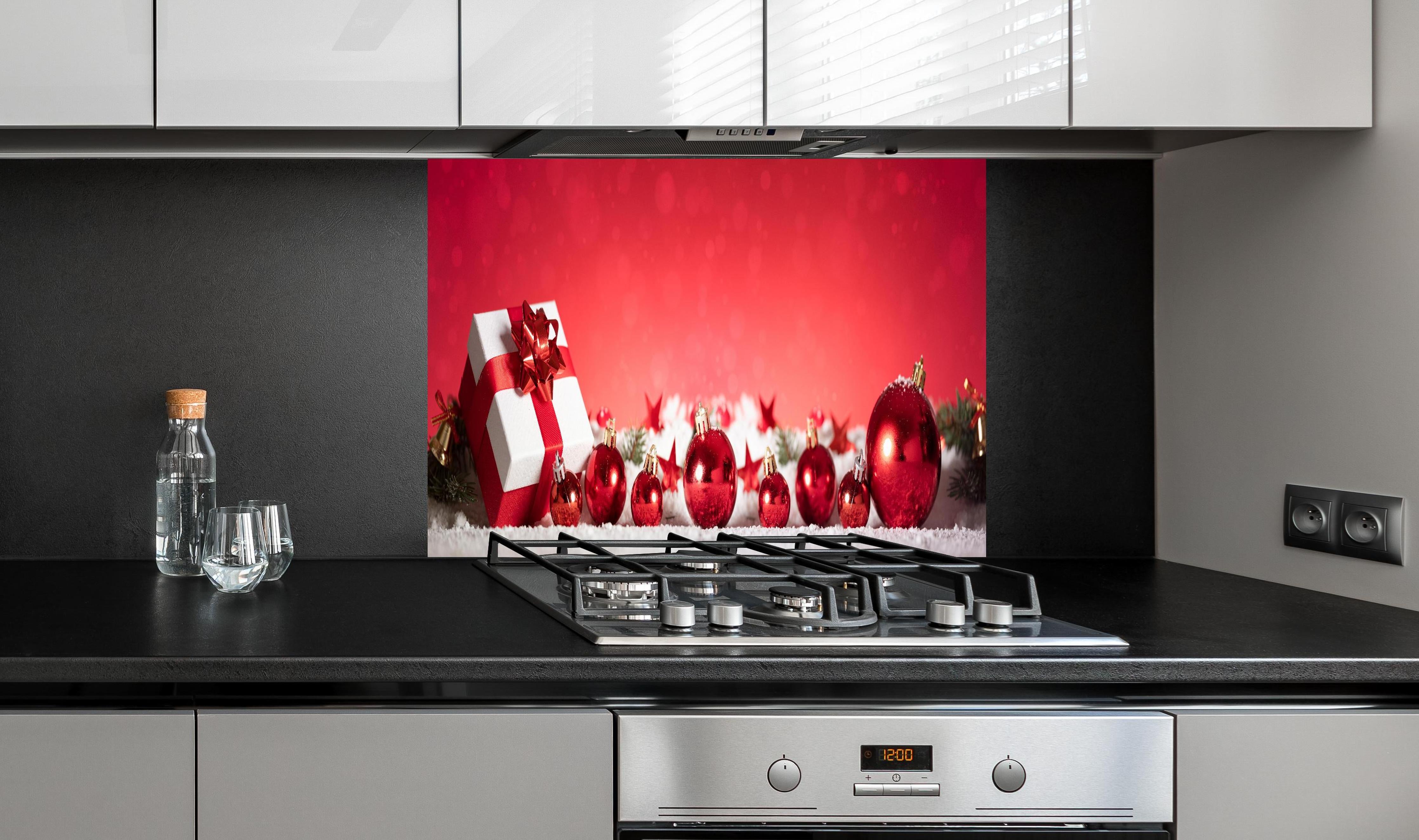 Spritzschutz - Panoramabild von Weihnachtsdekoration hinter einem Cerankochfeld zwischen Holz-Kochutensilien
