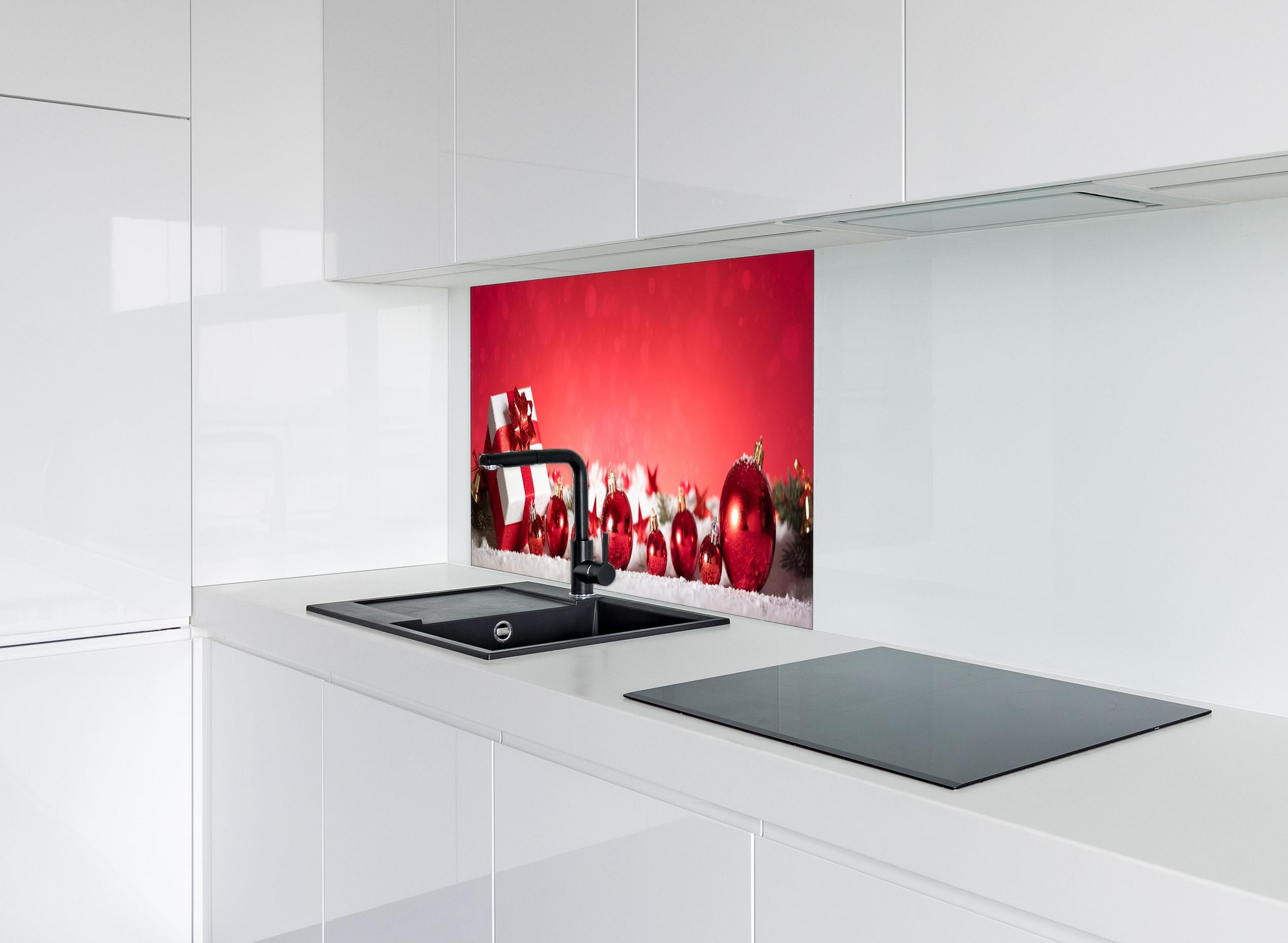 Spritzschutz - Panoramabild von Weihnachtsdekoration hinter einem Cerankochfeld zwischen Holz-Kochutensilien
