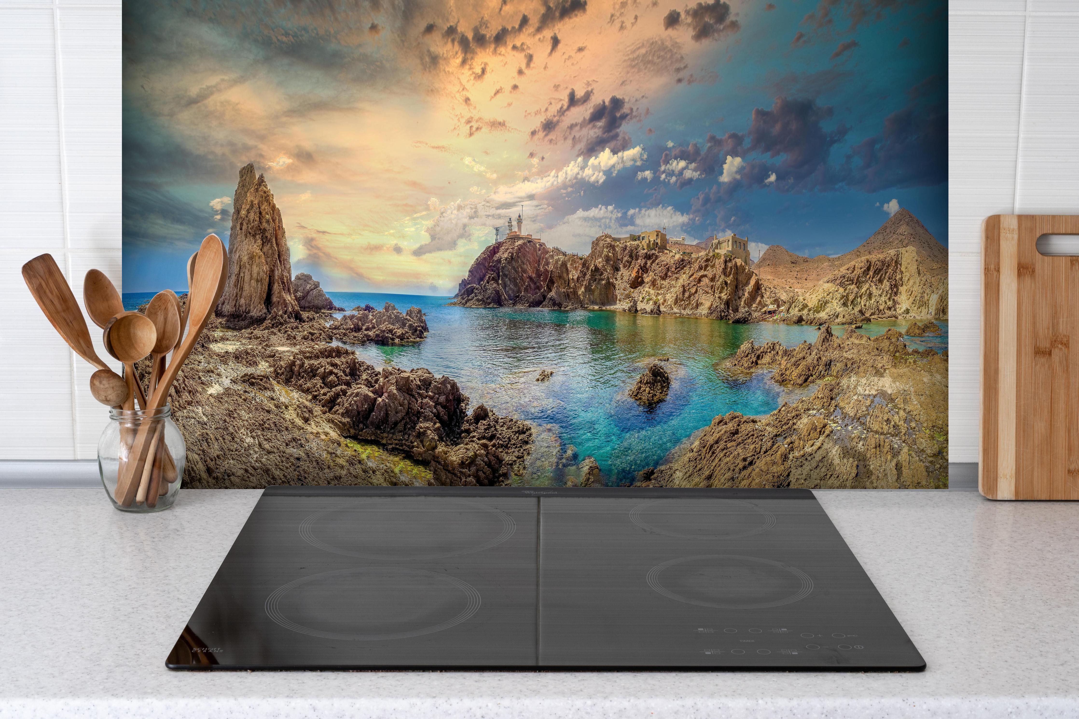 Spritzschutz - Panoramablick - Arrecife de las Sirenas hinter einem Cerankochfeld zwischen Holz-Kochutensilien
