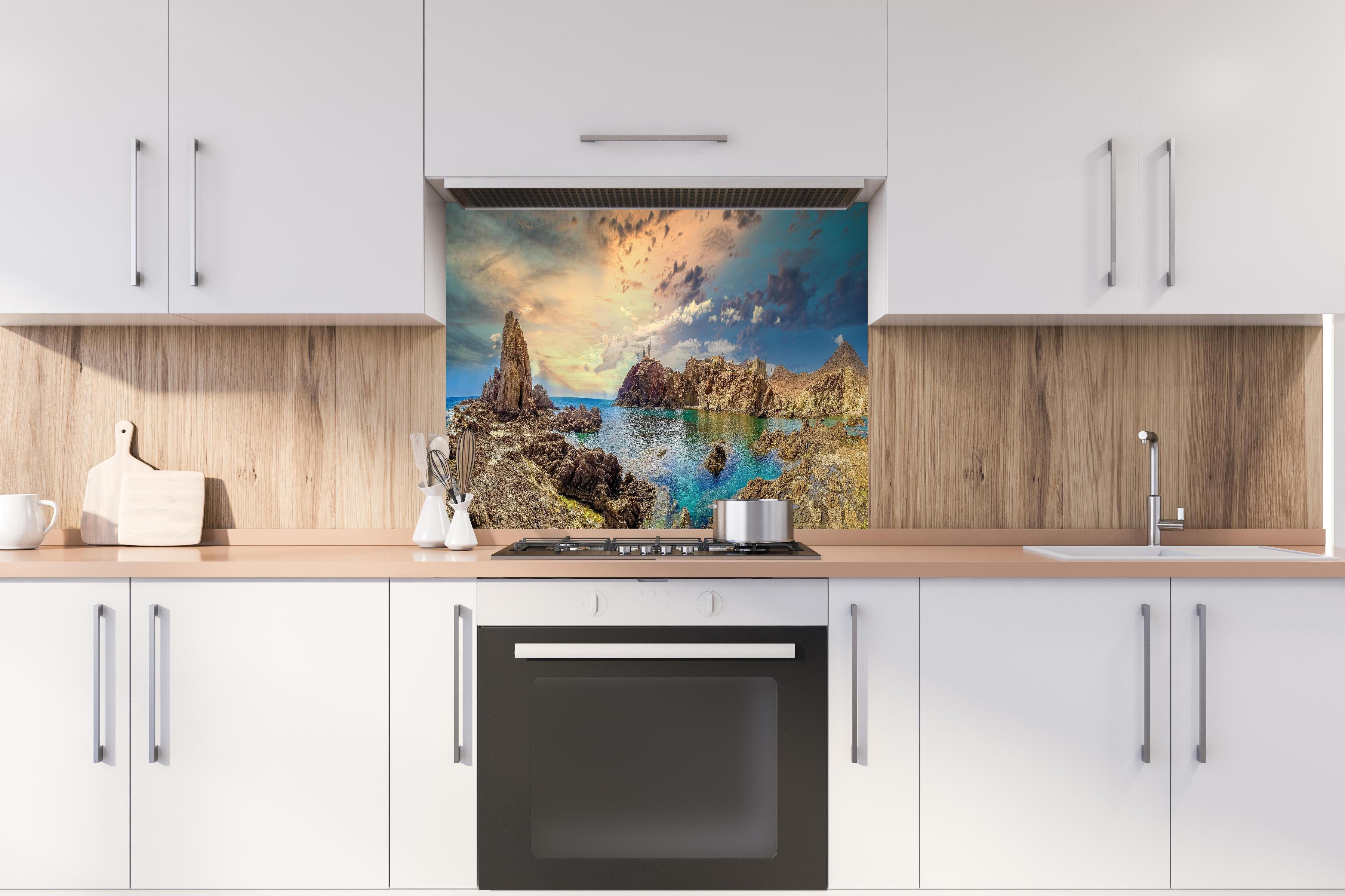 Spritzschutz - Panoramablick - Arrecife de las Sirenas hinter einem Cerankochfeld zwischen Holz-Kochutensilien
