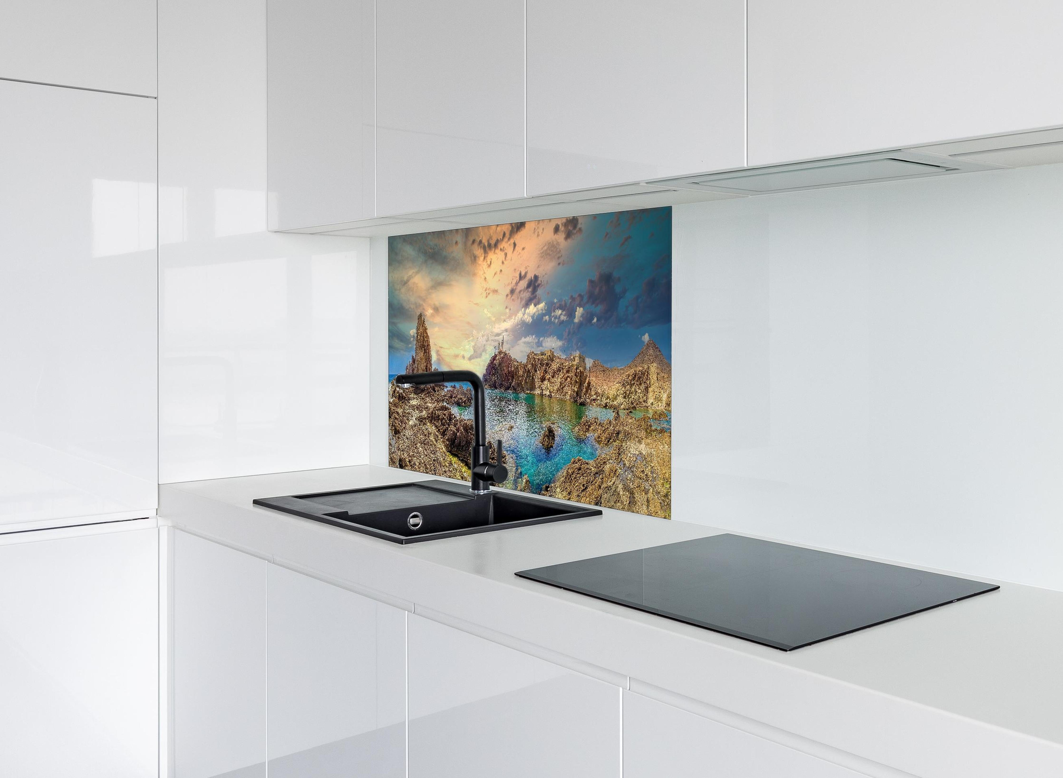 Spritzschutz - Panoramablick - Arrecife de las Sirenas hinter einem Cerankochfeld zwischen Holz-Kochutensilien
