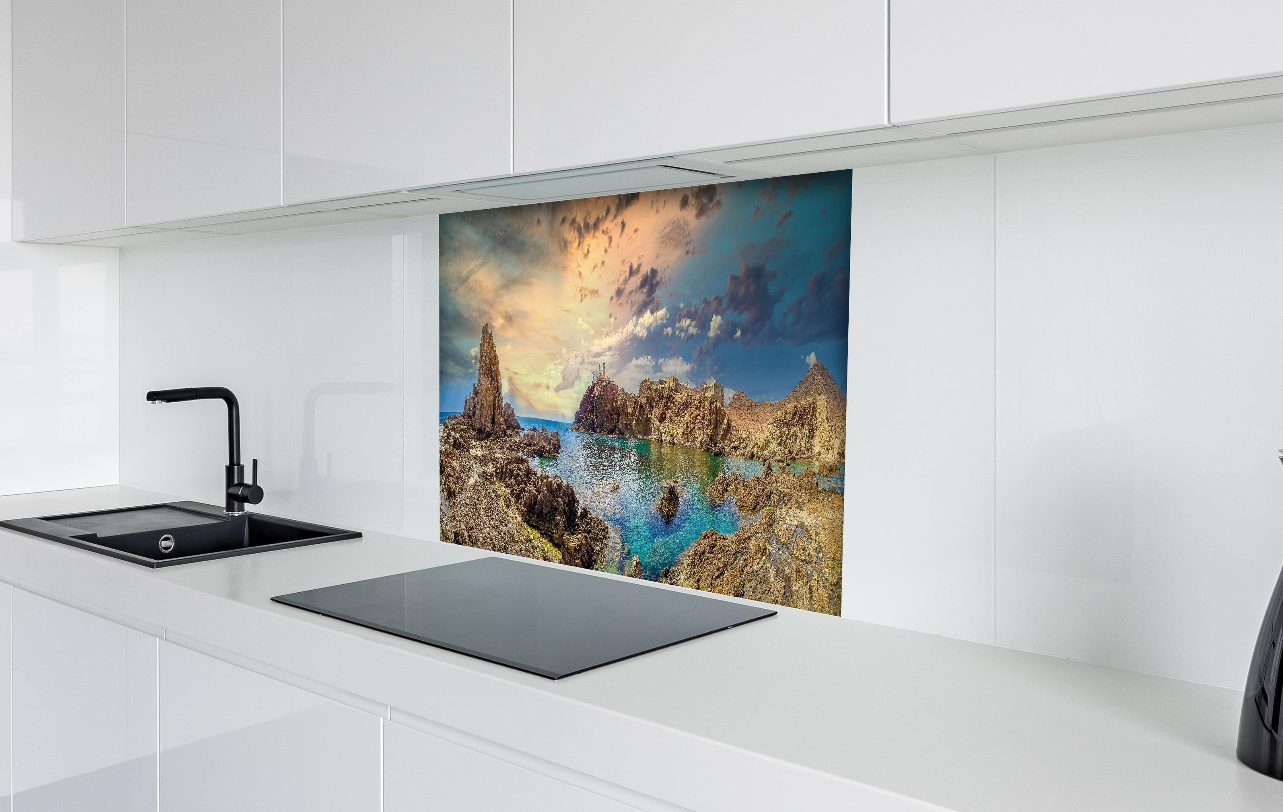 Spritzschutz - Panoramablick - Arrecife de las Sirenas hinter einem Cerankochfeld zwischen Holz-Kochutensilien
