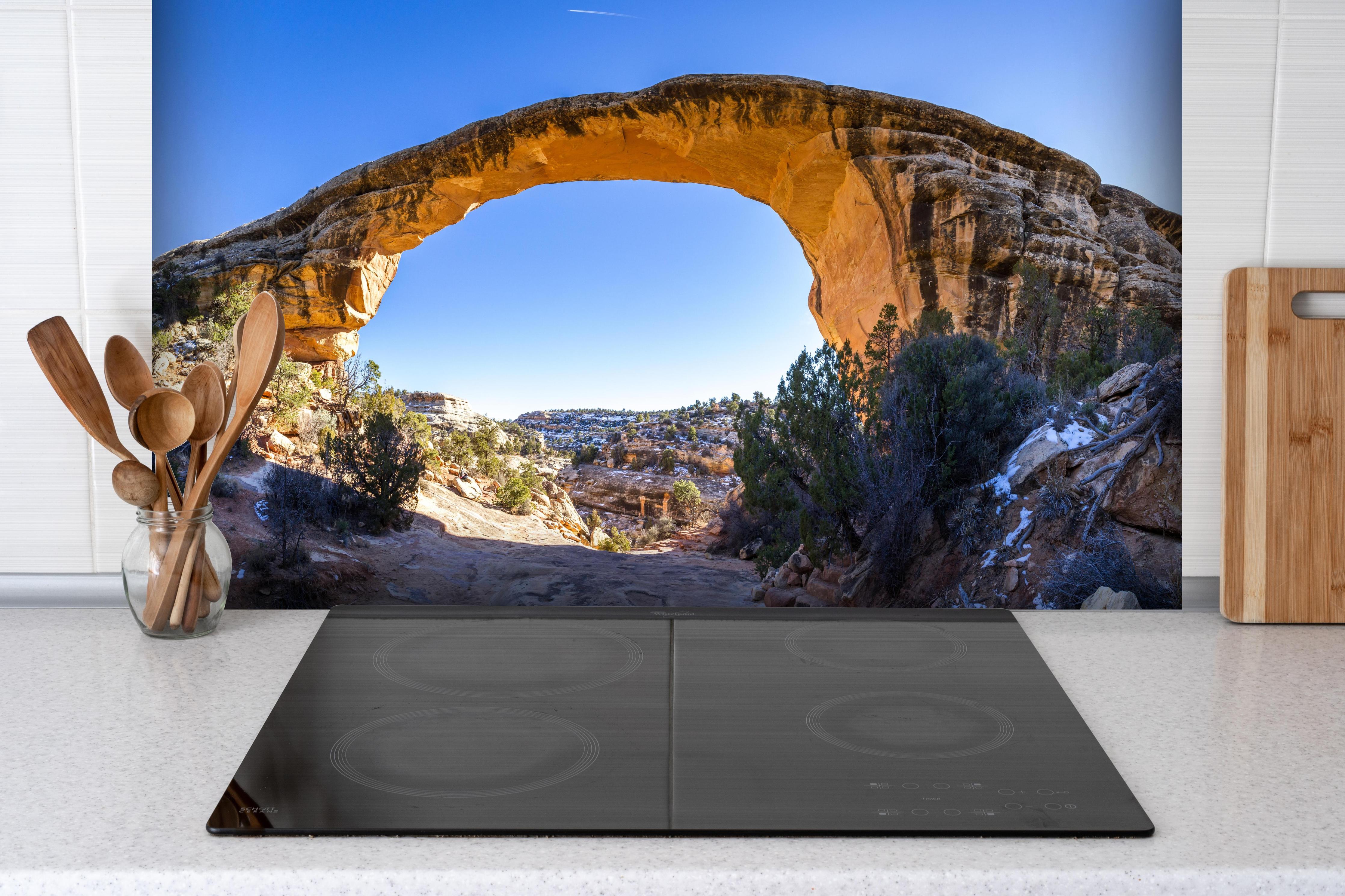 Spritzschutz - Panoramablick Owachomo Steinbrücke hinter einem Cerankochfeld zwischen Holz-Kochutensilien
