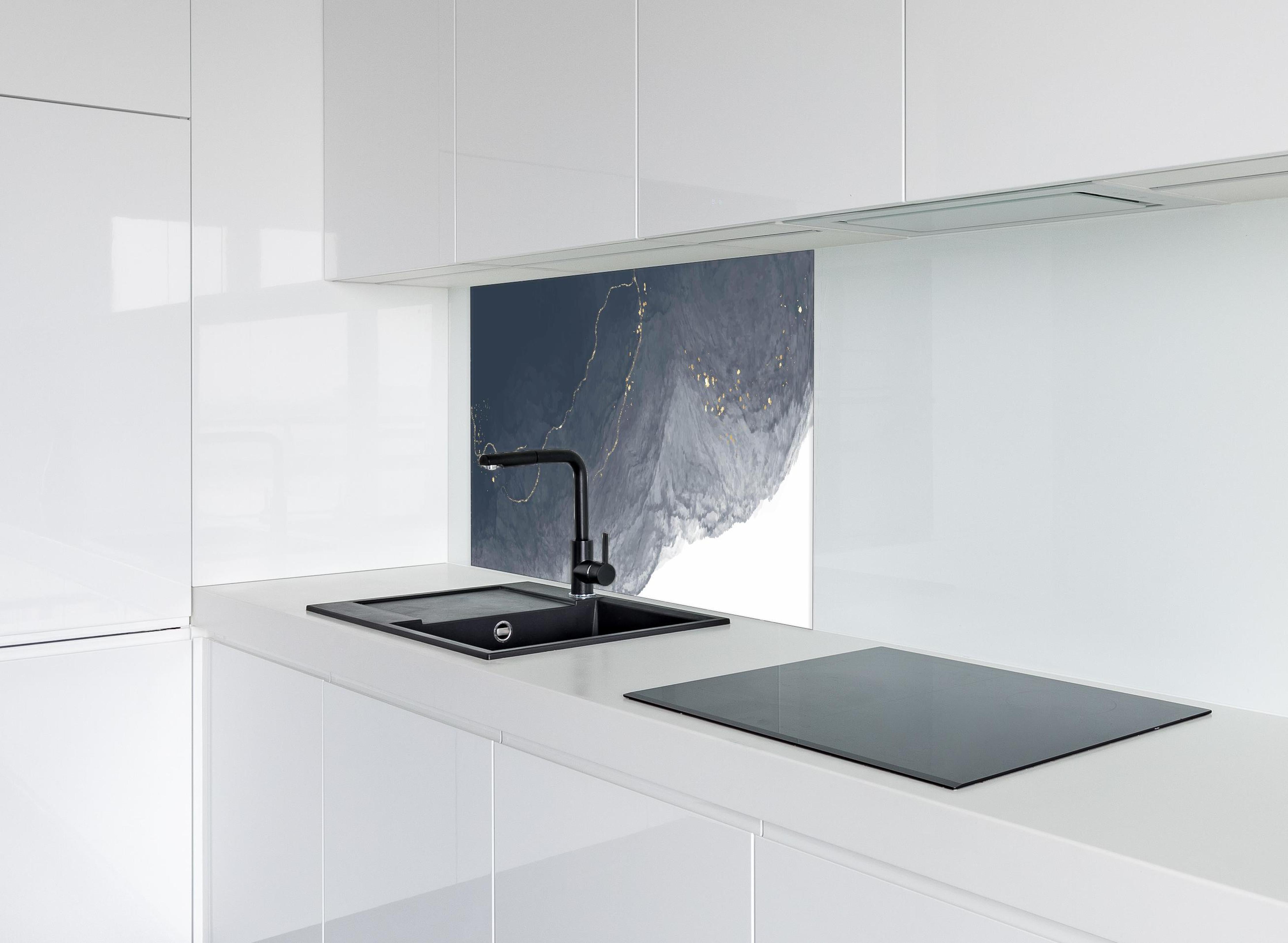 Spritzschutz - Panoramablick nächtlicher Erde in Grautönen hinter einem Cerankochfeld zwischen Holz-Kochutensilien
