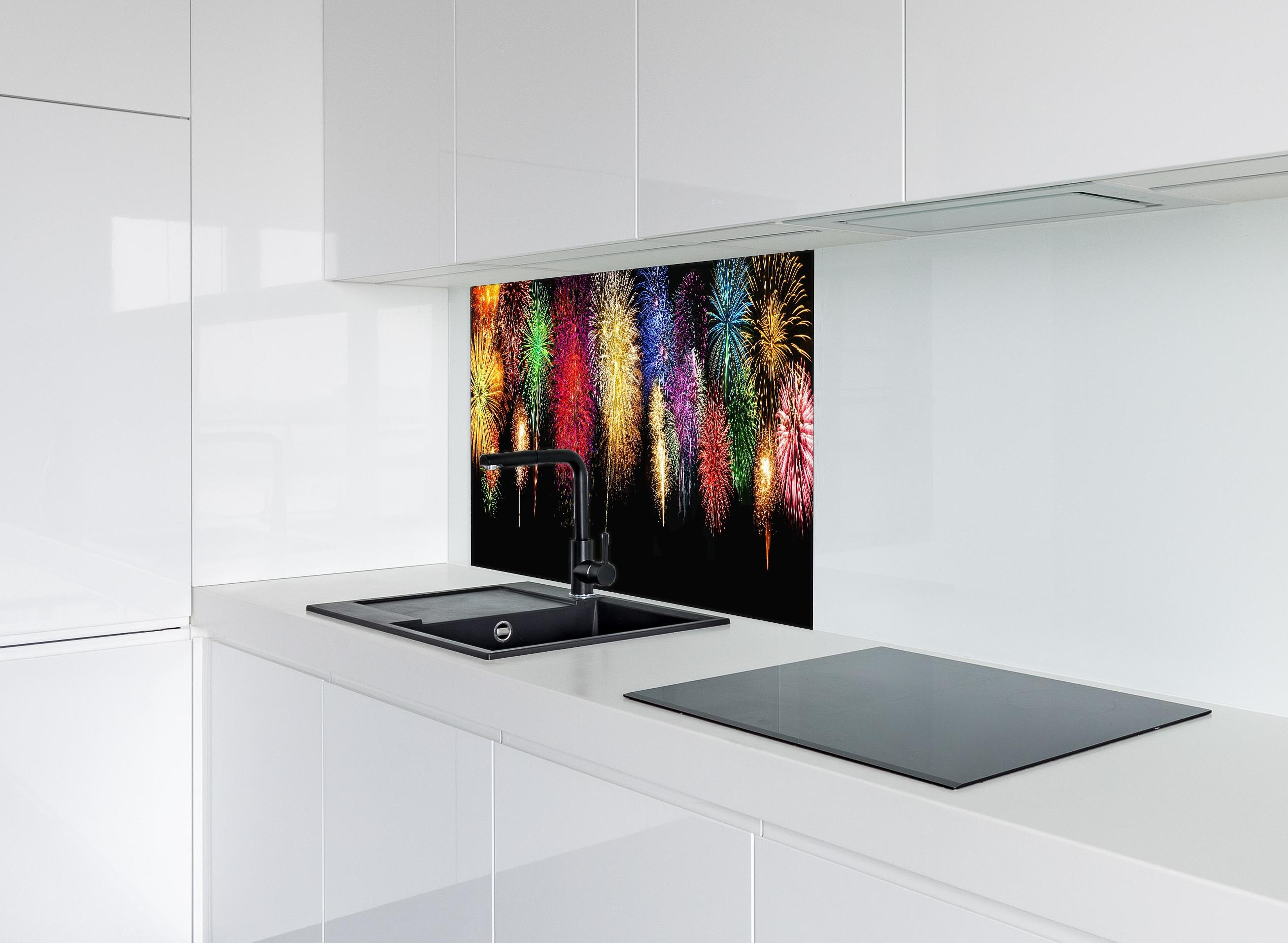 Spritzschutz - Panoramisches Silvesterfeuerwerk in leuchtenden Farben hinter einem Cerankochfeld zwischen Holz-Kochutensilien
