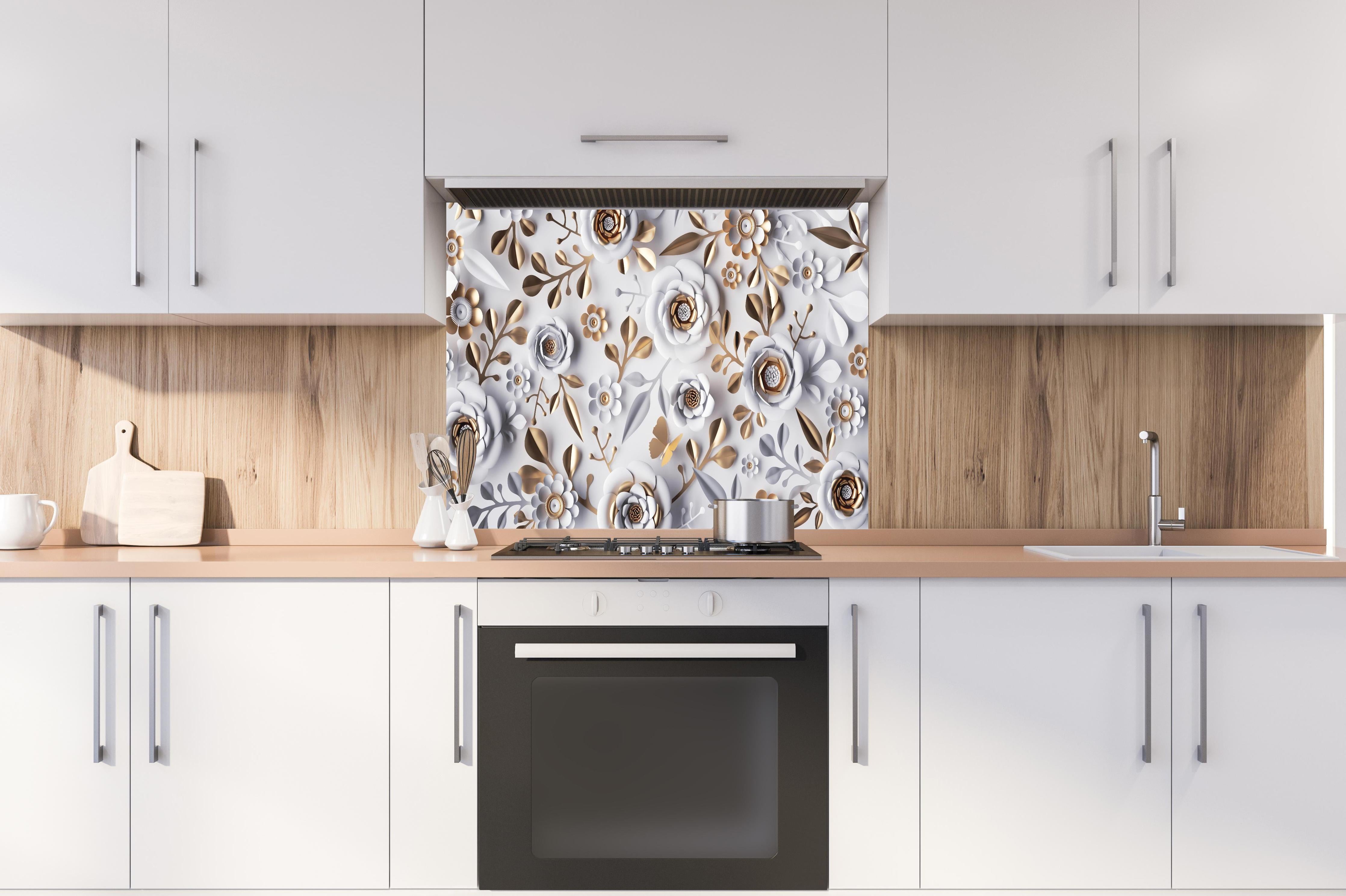 Spritzschutz - Papierblumen Hintergrund in Weiß und Gold hinter einem Cerankochfeld zwischen Holz-Kochutensilien
