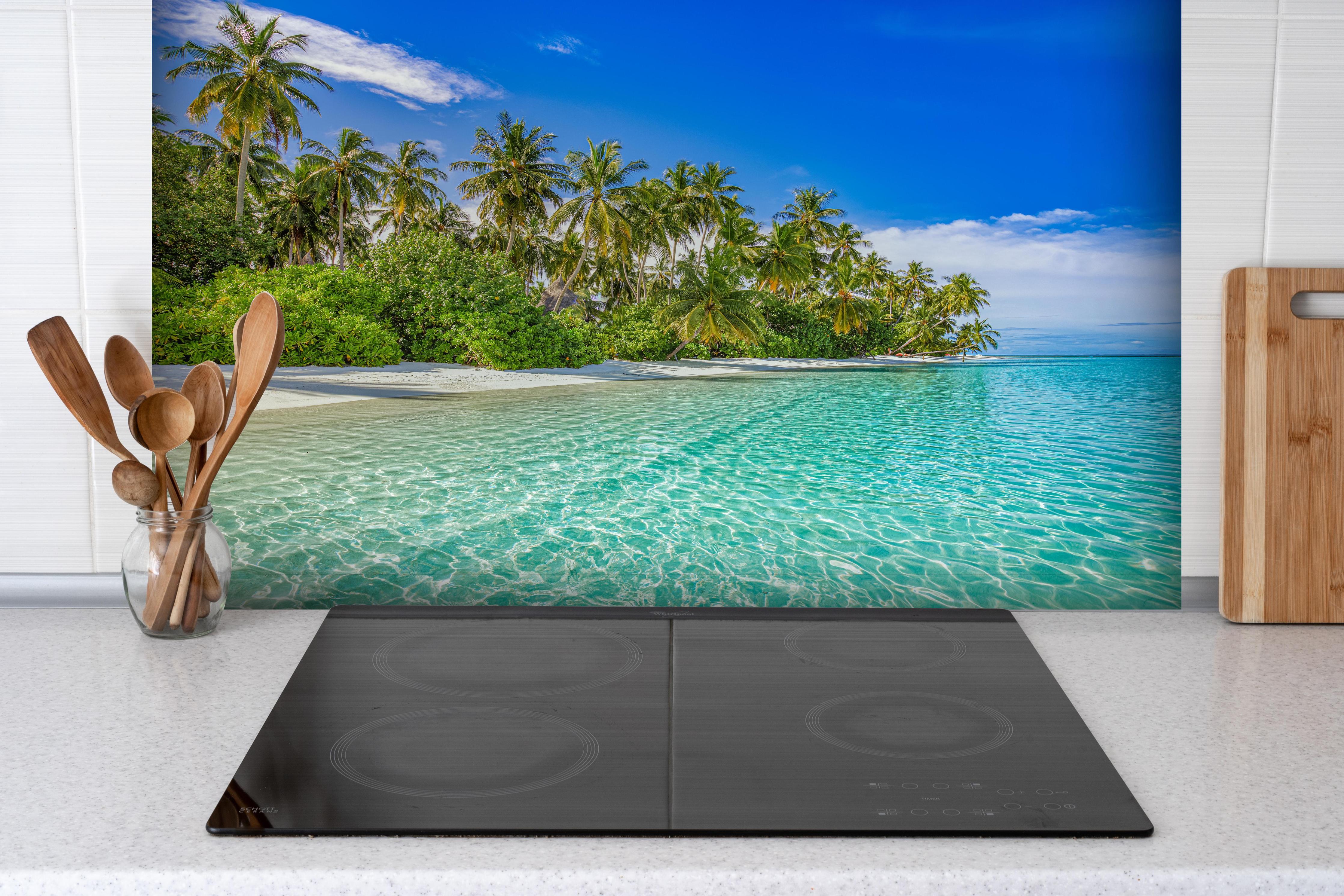 Spritzschutz - Paradiesische Insel hinter einem Cerankochfeld zwischen Holz-Kochutensilien
