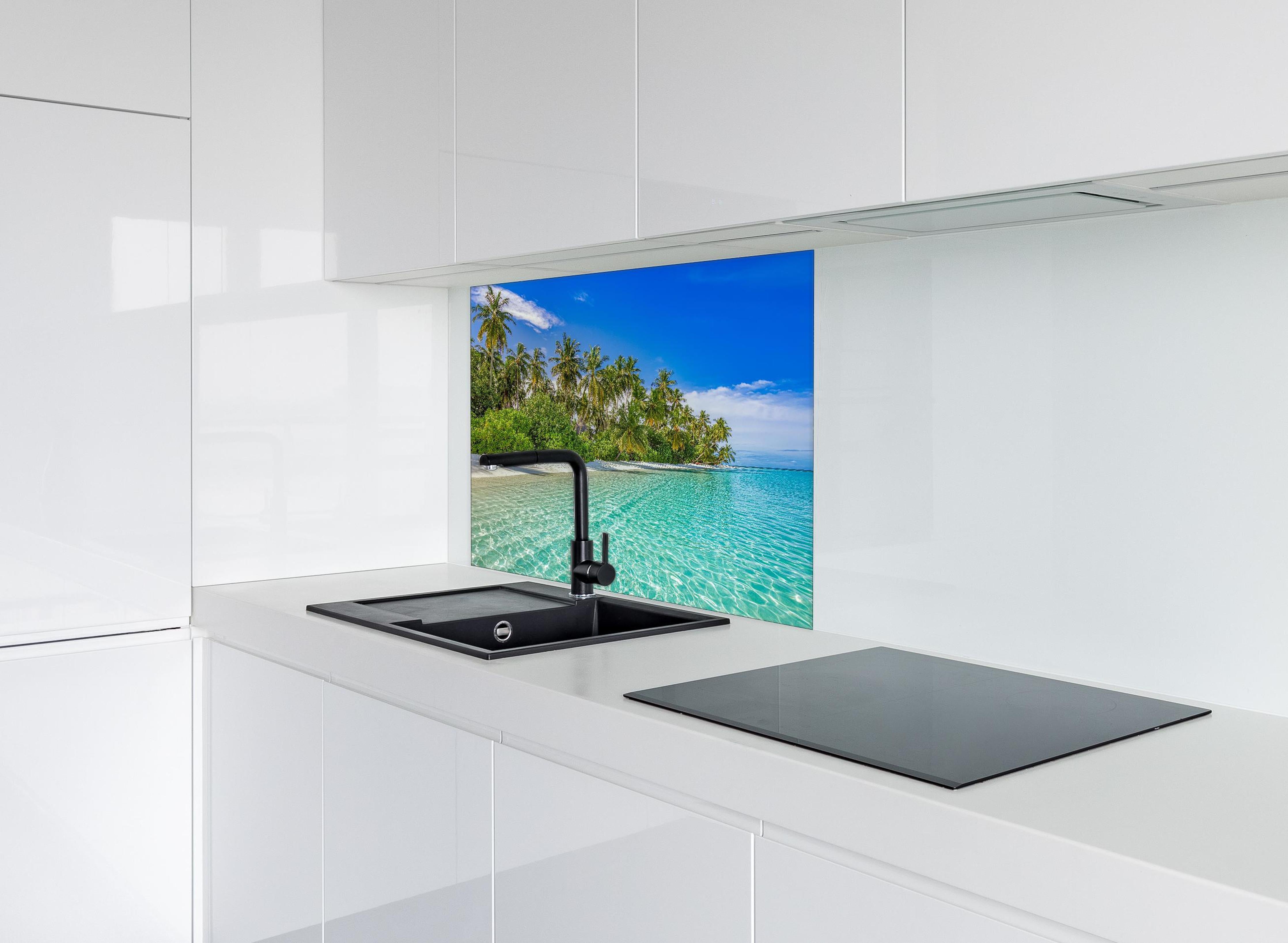 Spritzschutz - Paradiesische Insel hinter einem Cerankochfeld zwischen Holz-Kochutensilien
