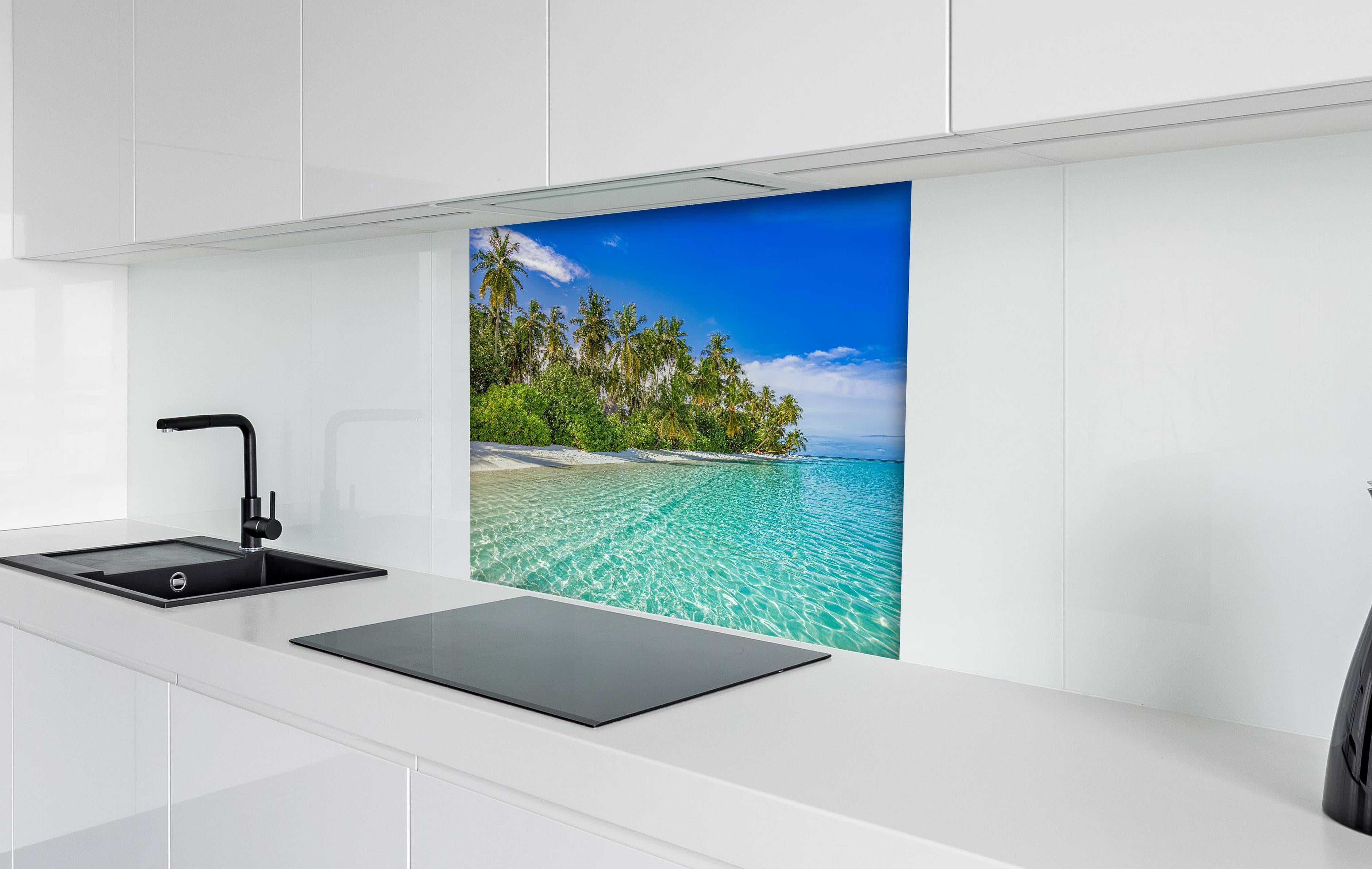 Spritzschutz - Paradiesische Insel hinter einem Cerankochfeld zwischen Holz-Kochutensilien
