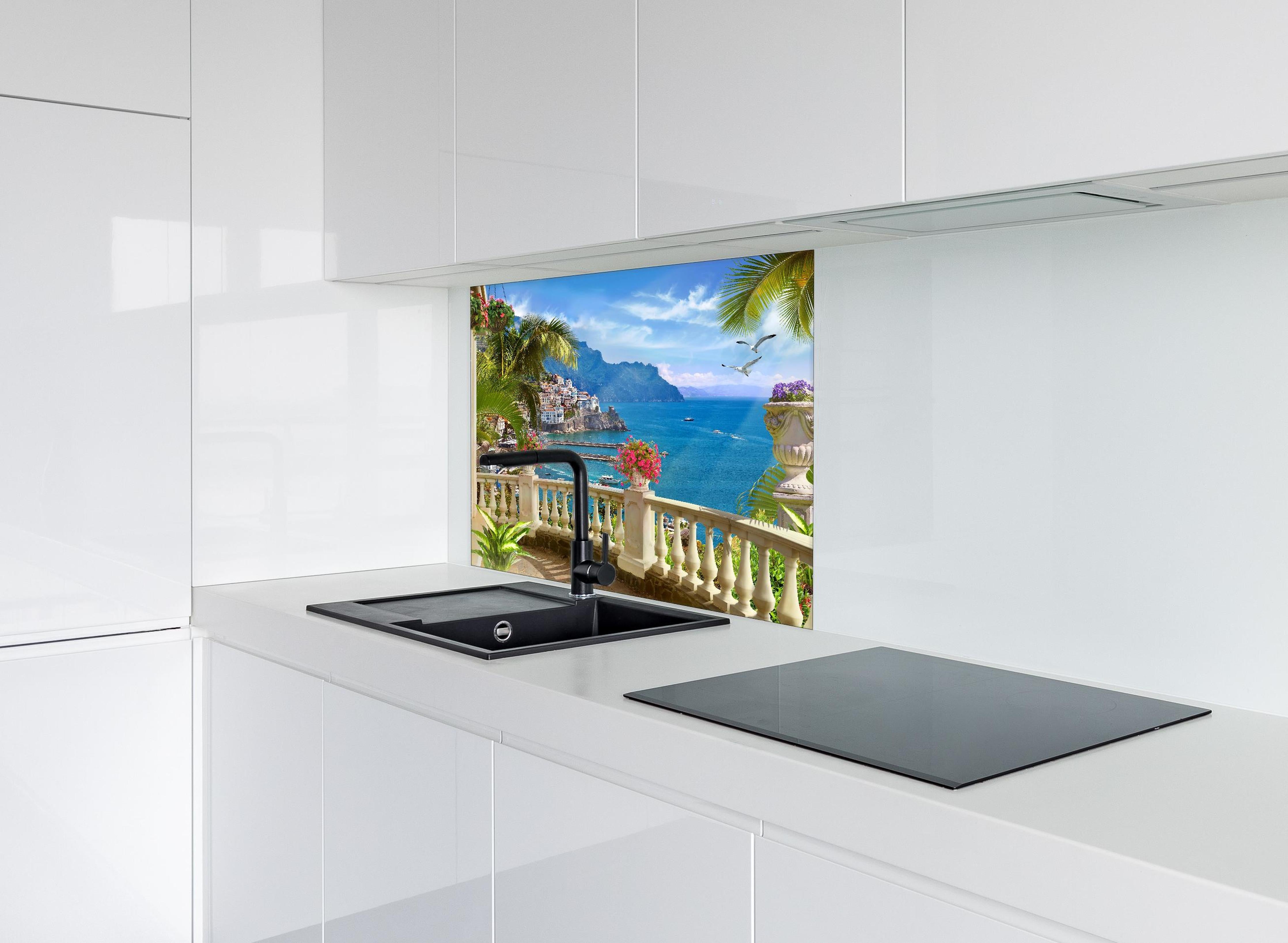 Spritzschutz - Paradiesischer Ausblick vom Balkon in Sizilien hinter einem Cerankochfeld zwischen Holz-Kochutensilien
