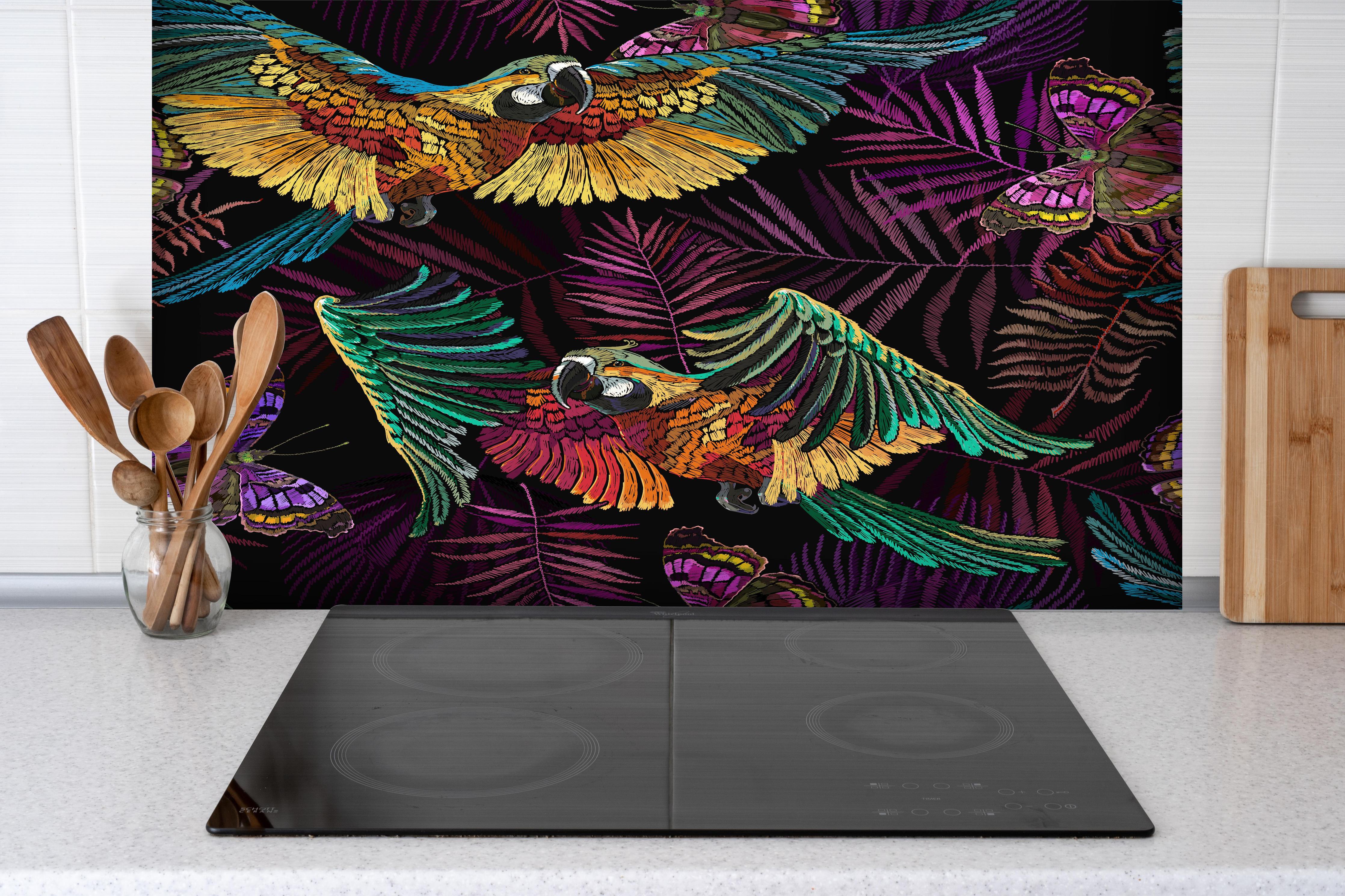 Spritzschutz - Paradiesisches Dschungel-Papageien Design hinter einem Cerankochfeld zwischen Holz-Kochutensilien
