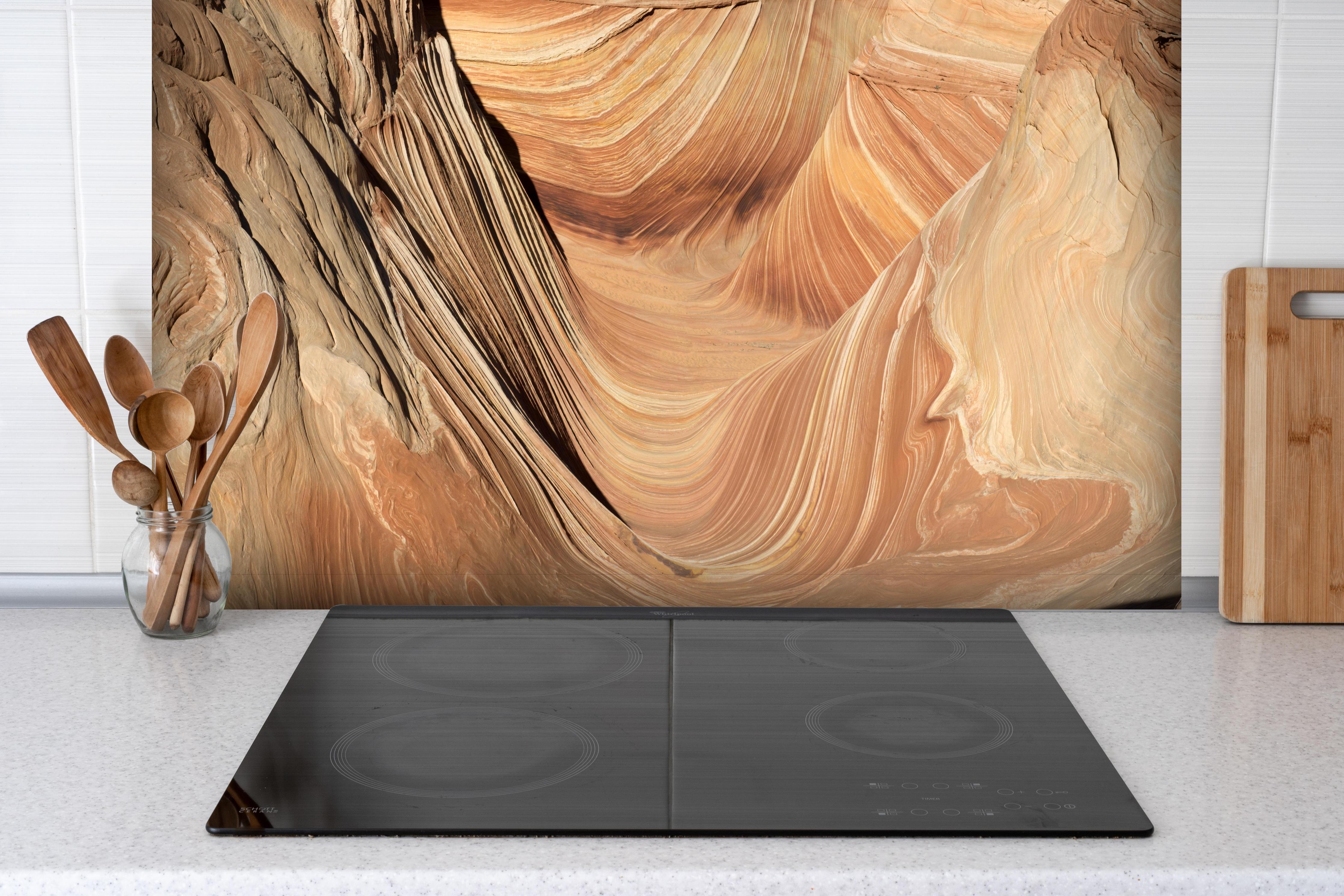 Spritzschutz - Paria-Schlucht hinter einem Cerankochfeld zwischen Holz-Kochutensilien
