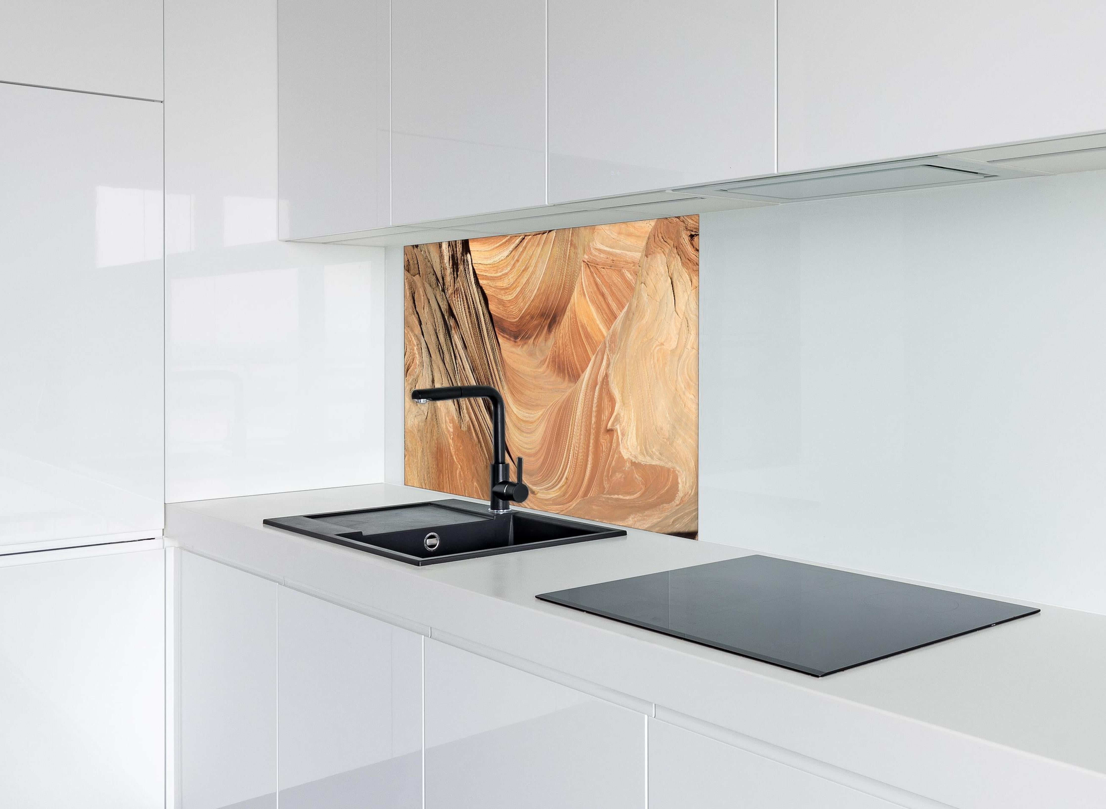 Spritzschutz - Paria-Schlucht hinter einem Cerankochfeld zwischen Holz-Kochutensilien
