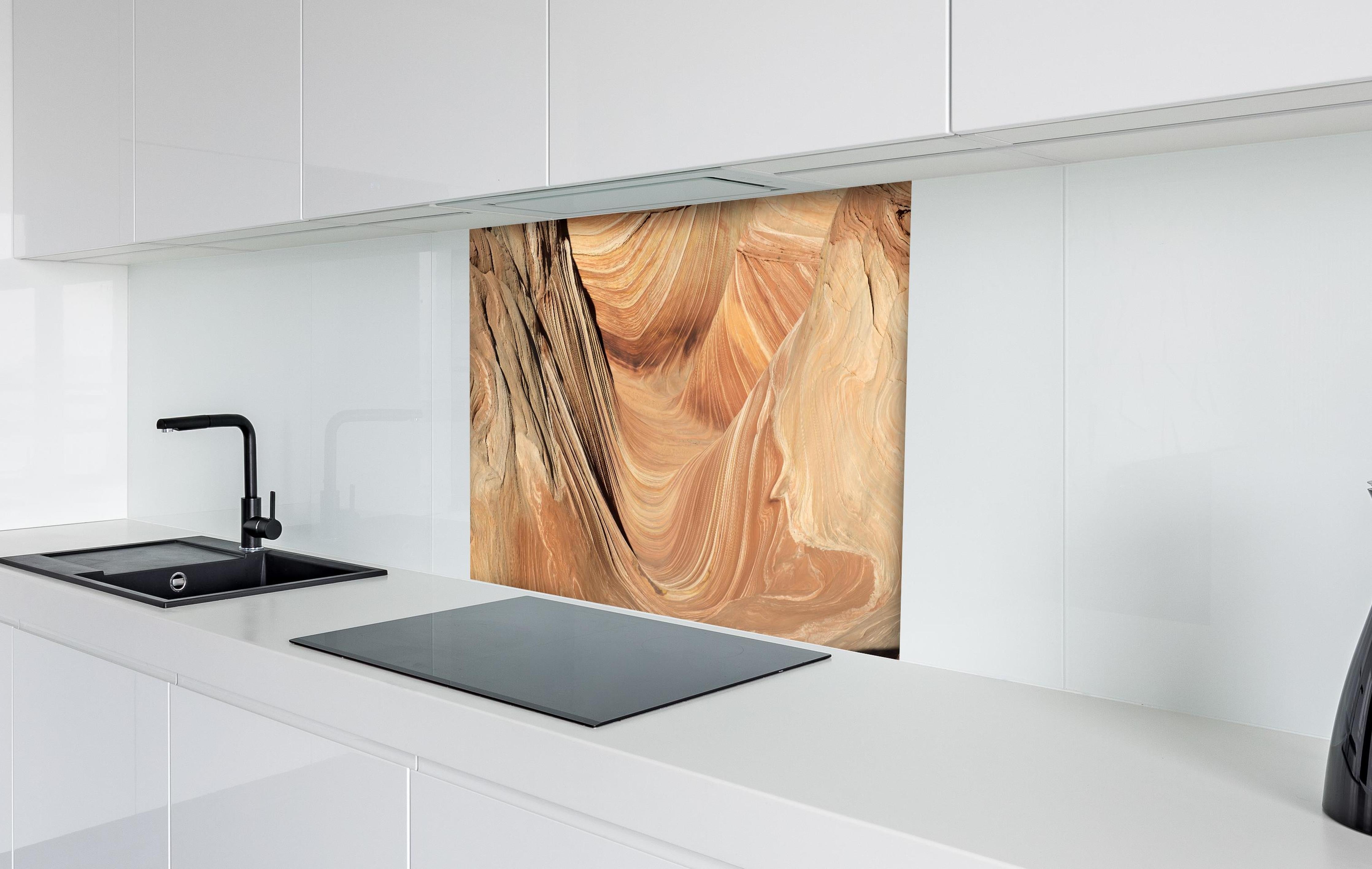 Spritzschutz - Paria-Schlucht hinter einem Cerankochfeld zwischen Holz-Kochutensilien
