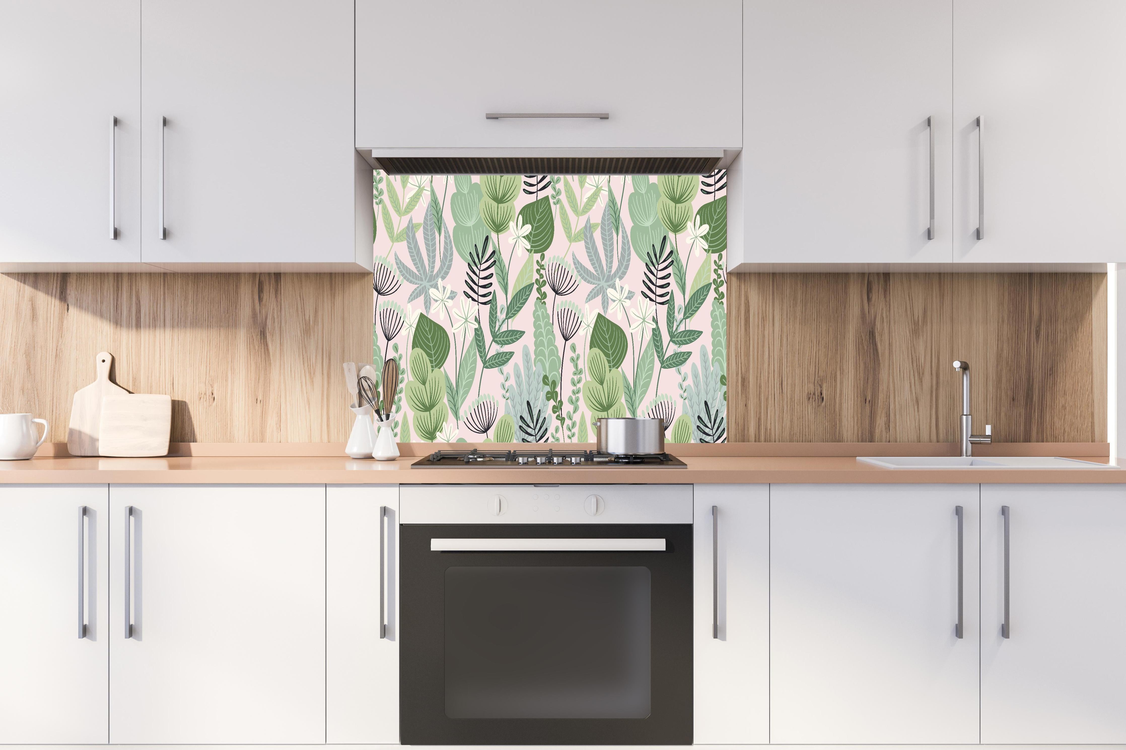 Spritzschutz - Pastell Pflanzen- und Blumenmuster Tapete hinter einem Cerankochfeld zwischen Holz-Kochutensilien
