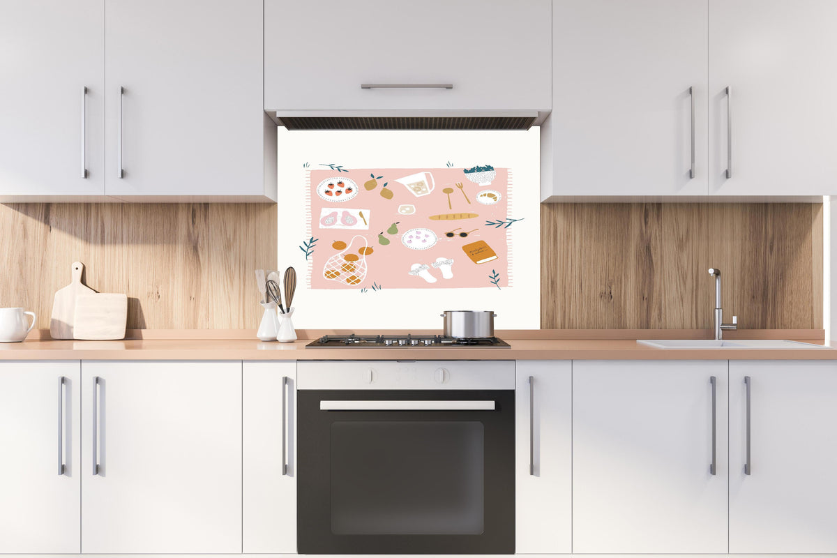 Spritzschutz - Pastell-Picknick-Zeichnung auf Weiß hinter einem Cerankochfeld zwischen Holz-Kochutensilien
