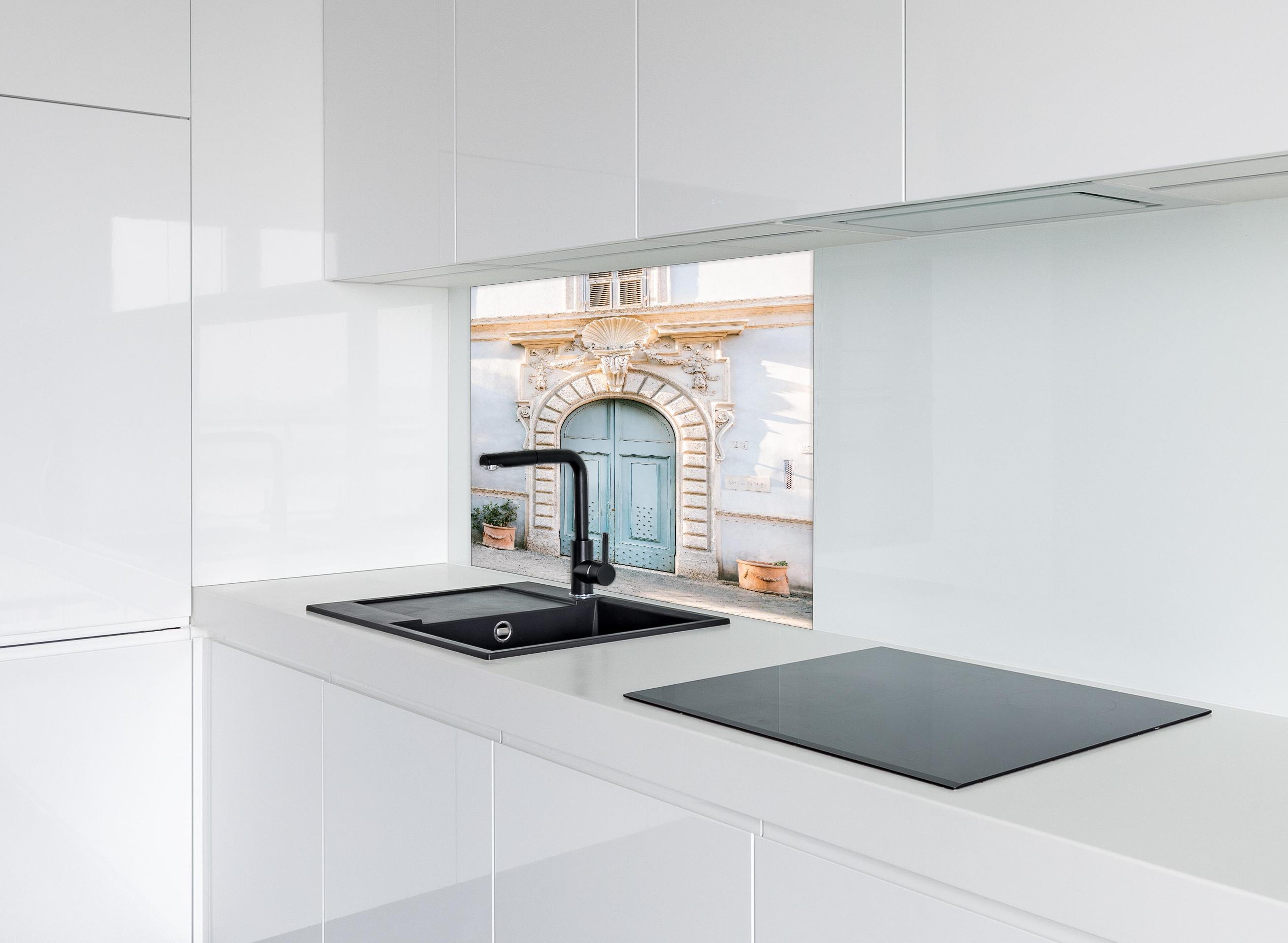 Spritzschutz - Pastellblauer Eingang römische Architektur hinter einem Cerankochfeld zwischen Holz-Kochutensilien
