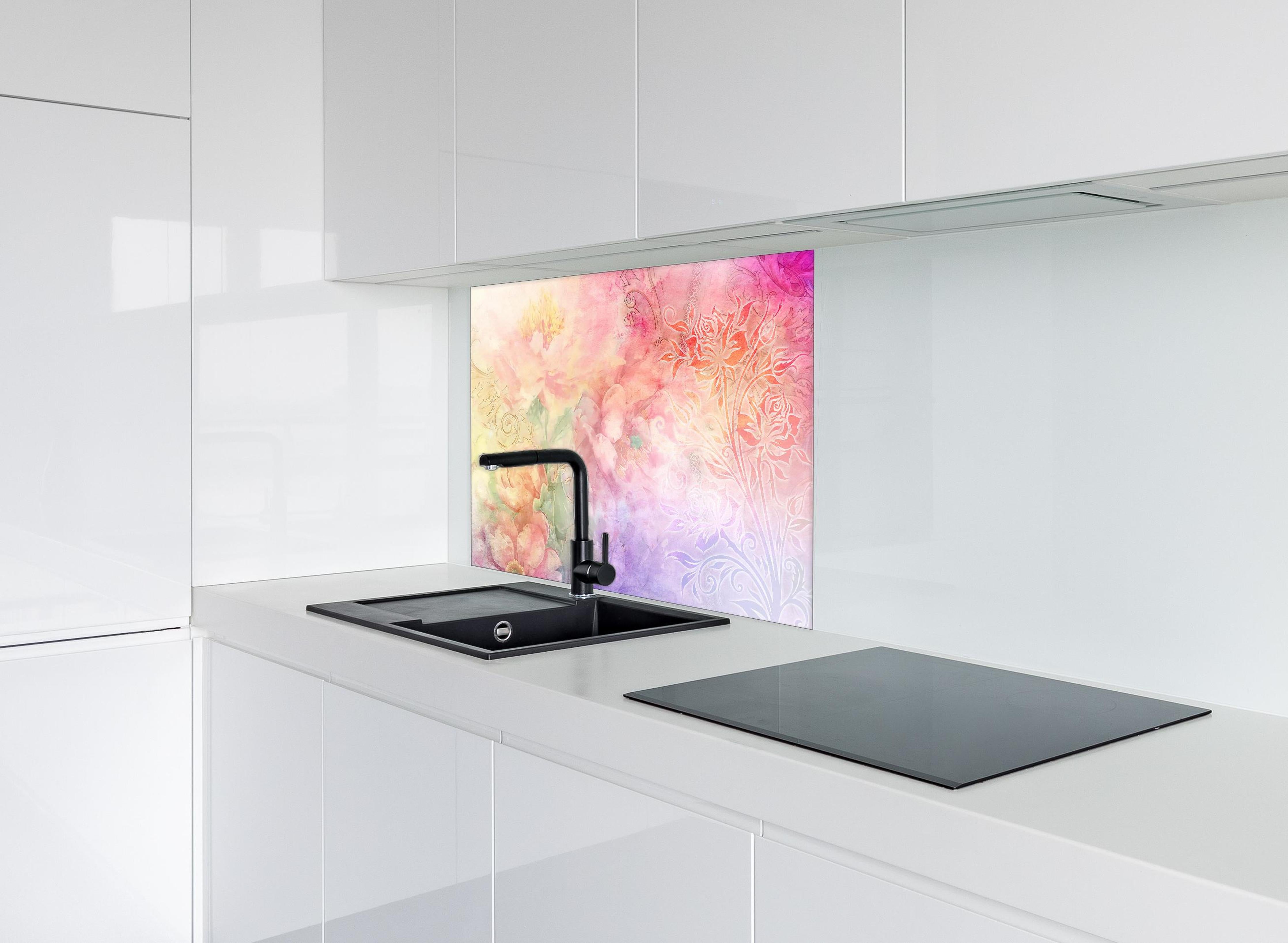 Spritzschutz - Pastellfarbene Blumenkunst Aquarell-Design hinter einem Cerankochfeld zwischen Holz-Kochutensilien
