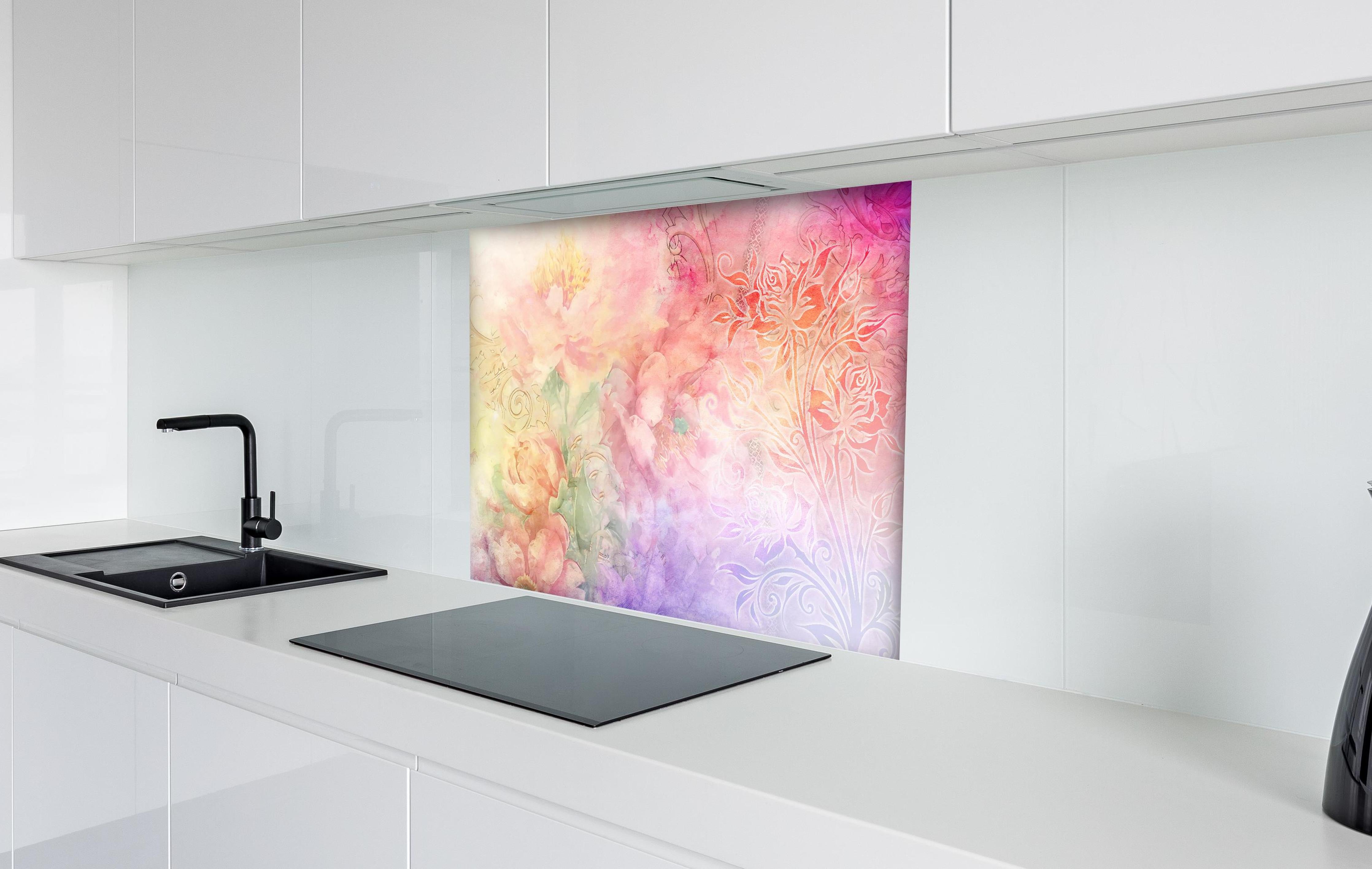 Spritzschutz - Pastellfarbene Blumenkunst Aquarell-Design hinter einem Cerankochfeld zwischen Holz-Kochutensilien
