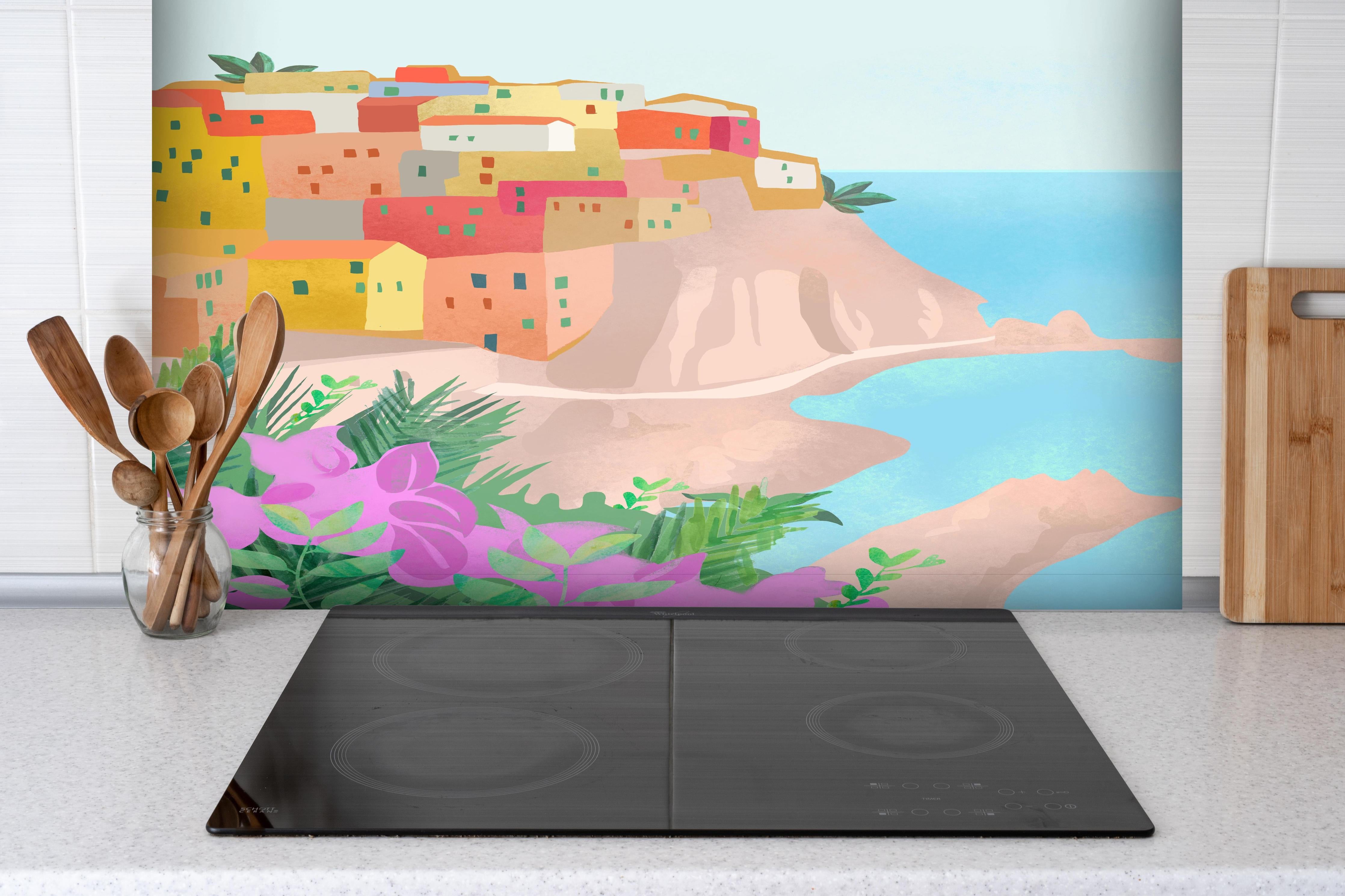 Spritzschutz - Pastellfarbene Cinque Terre Dorfansicht hinter einem Cerankochfeld zwischen Holz-Kochutensilien
