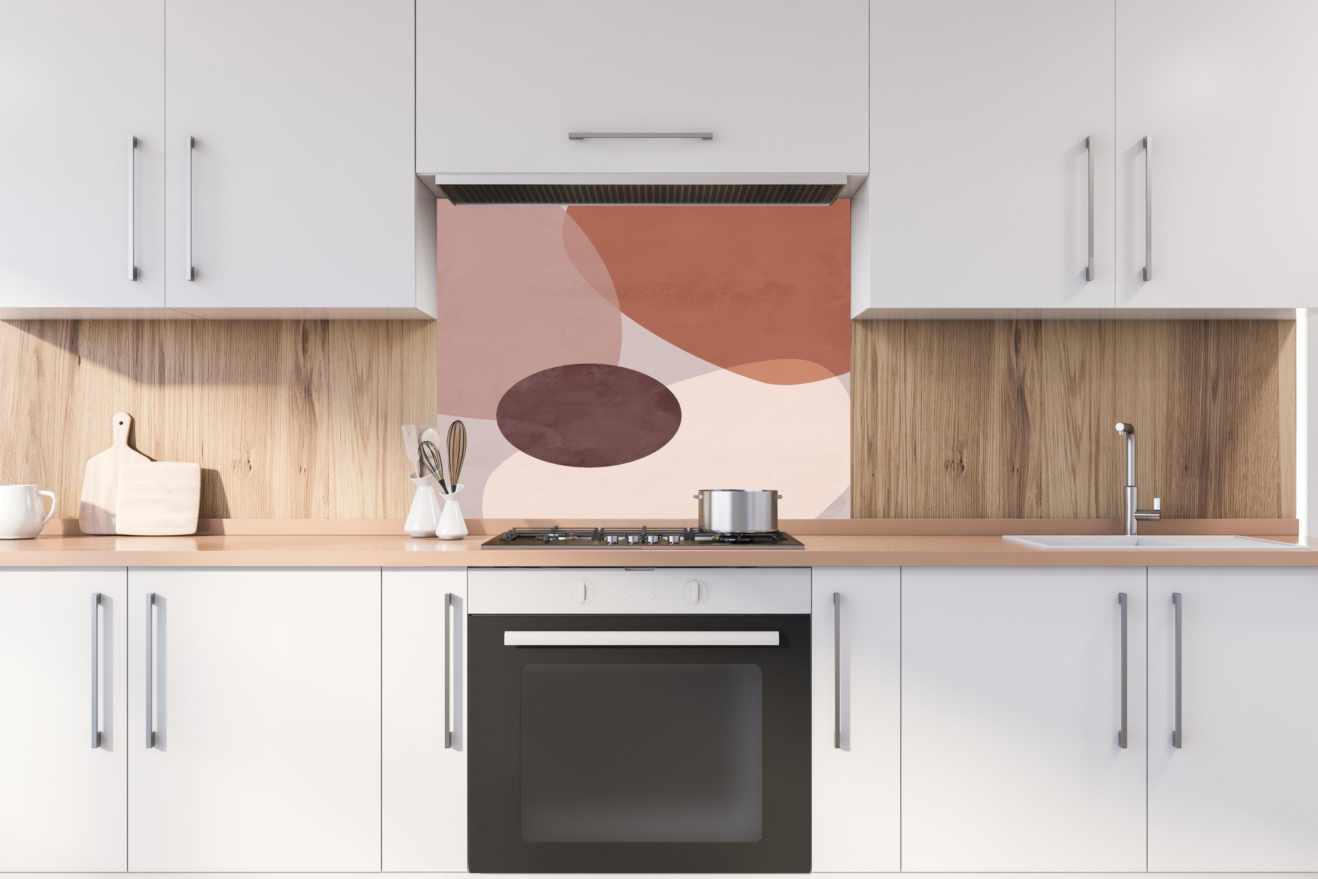 Spritzschutz - Pastellfarbene Kreise in minimalistischem Stil hinter einem Cerankochfeld zwischen Holz-Kochutensilien
