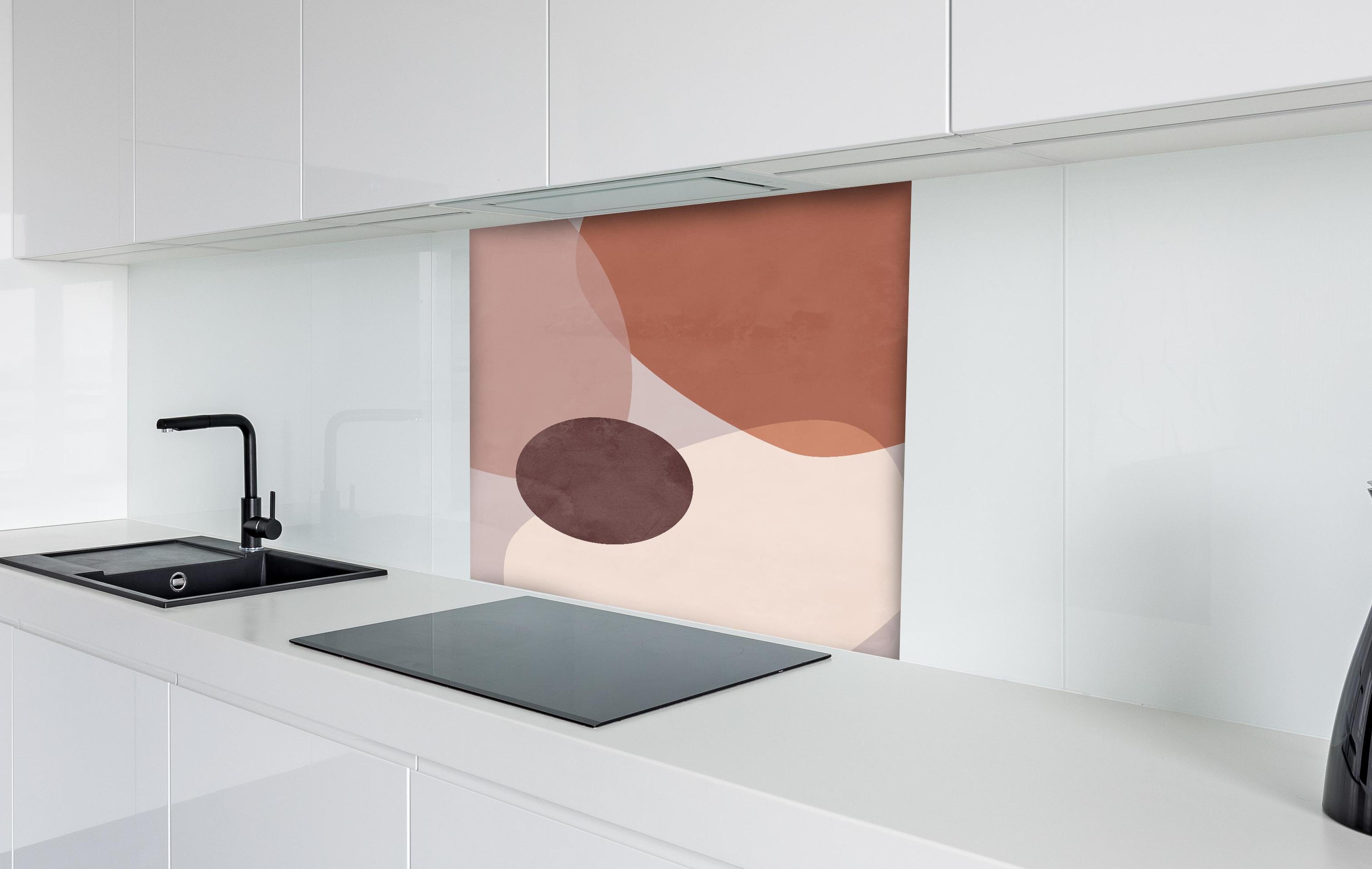 Spritzschutz - Pastellfarbene Kreise in minimalistischem Stil hinter einem Cerankochfeld zwischen Holz-Kochutensilien
