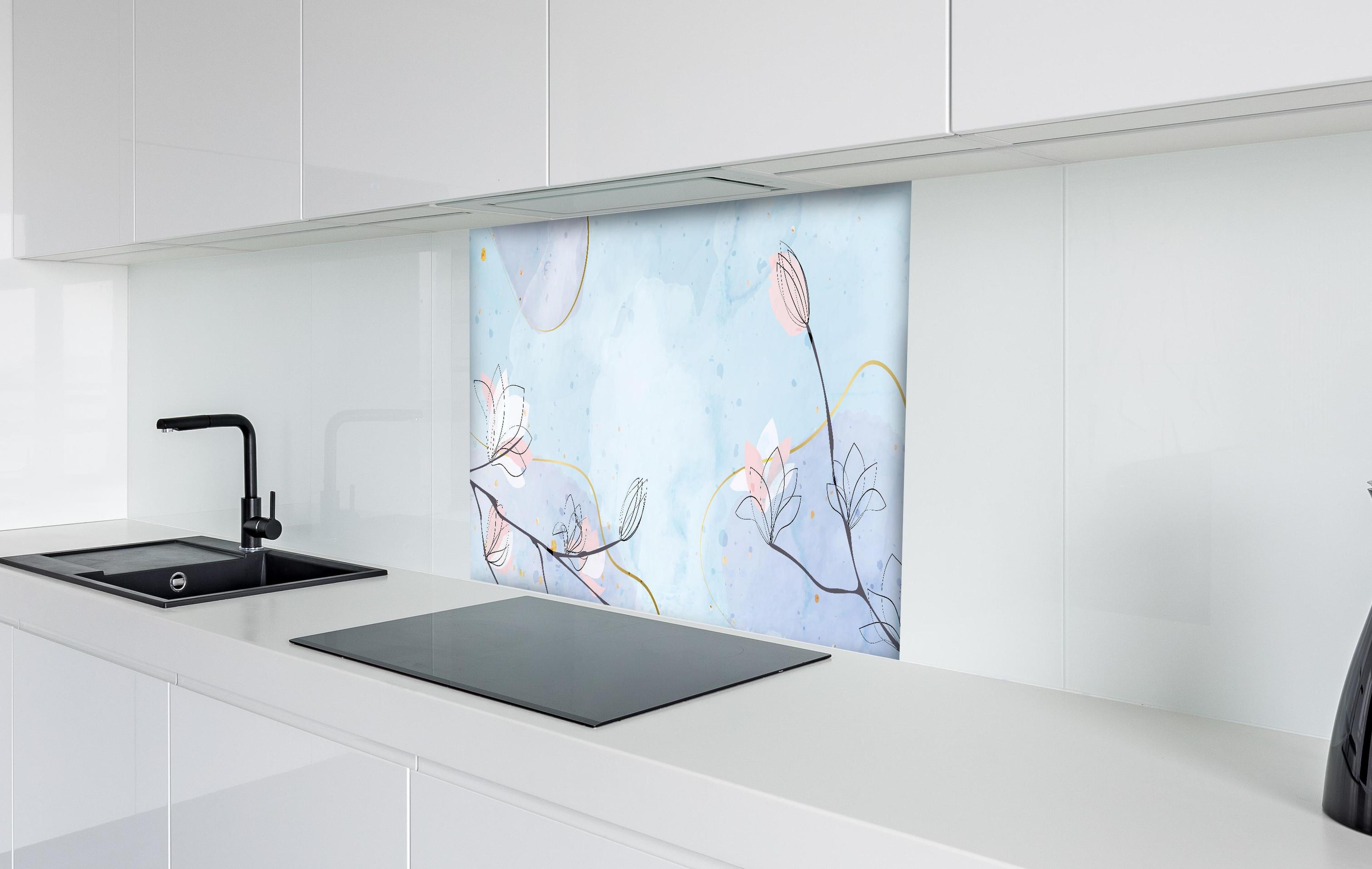 Spritzschutz - Pastellfarbenes Blumendesign auf Aquarellhintergrund hinter einem Cerankochfeld zwischen Holz-Kochutensilien
