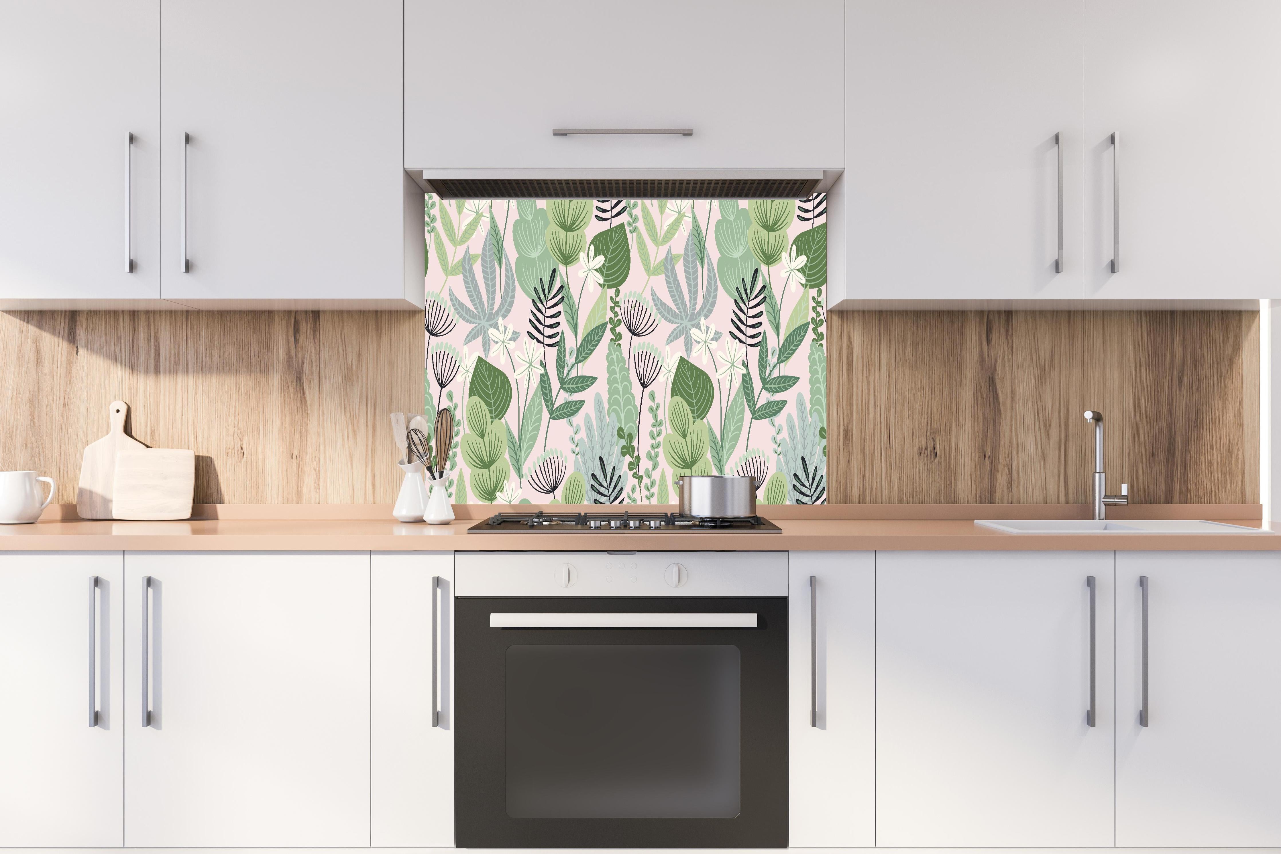 Spritzschutz - Pastellfarbenes Blumenmuster in Grün und Rosa hinter einem Cerankochfeld zwischen Holz-Kochutensilien
