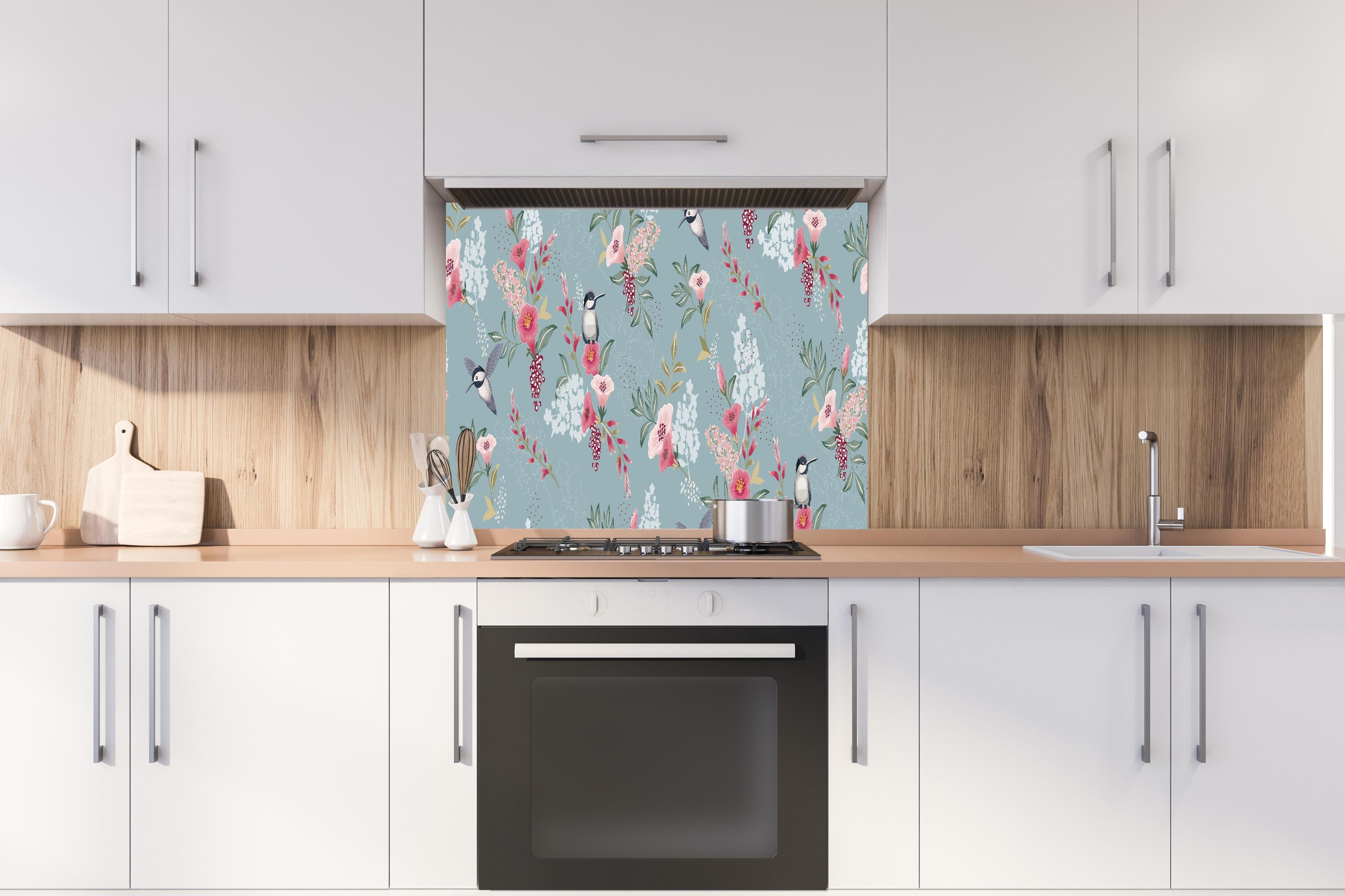 Spritzschutz - Pastellfarbenes Blumenmuster mit Kohlmeisen hinter einem Cerankochfeld zwischen Holz-Kochutensilien
