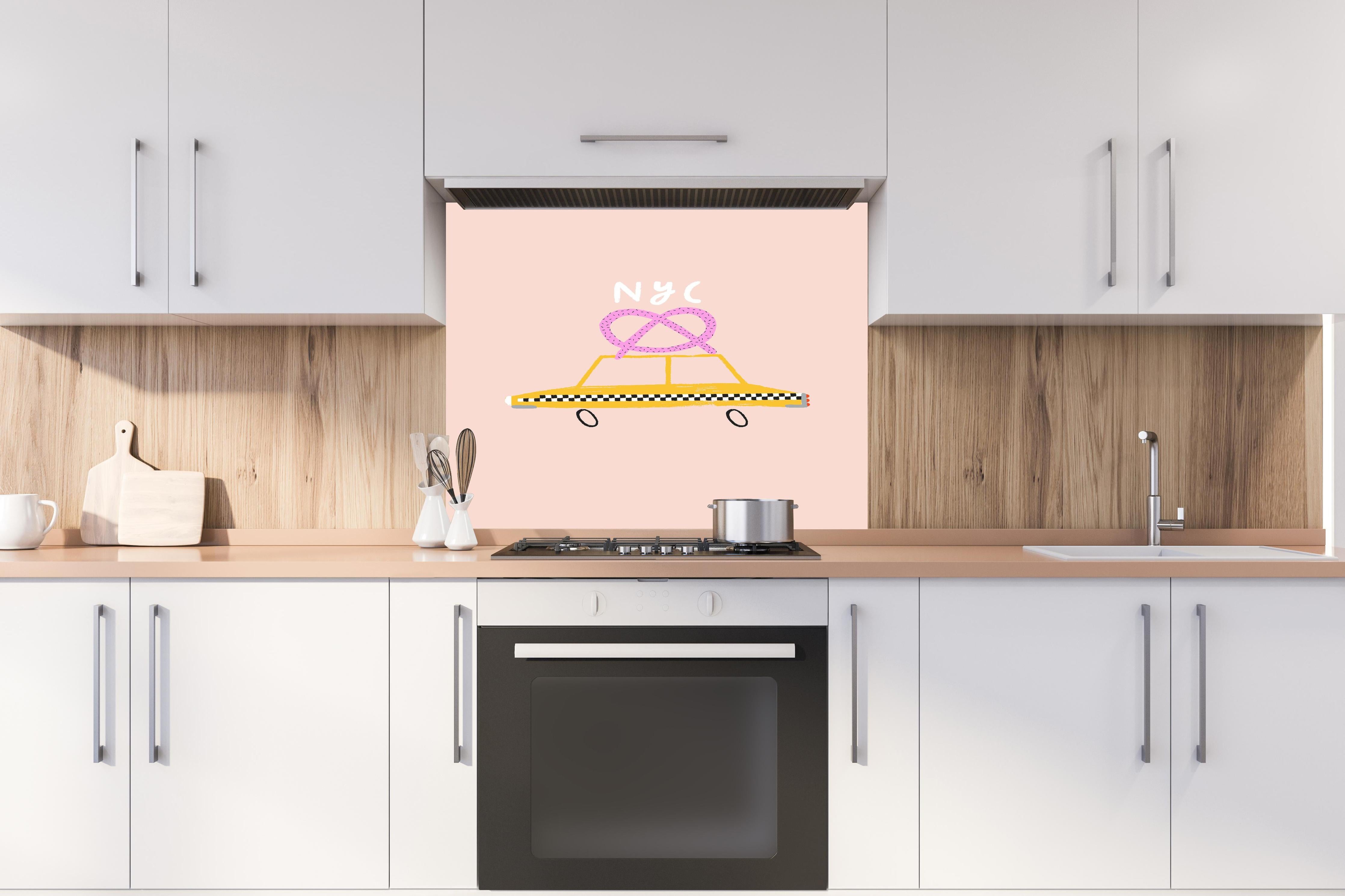 Spritzschutz - Pastellfarbenes New Yorker Taxi mit Brezel-Dach hinter einem Cerankochfeld zwischen Holz-Kochutensilien
