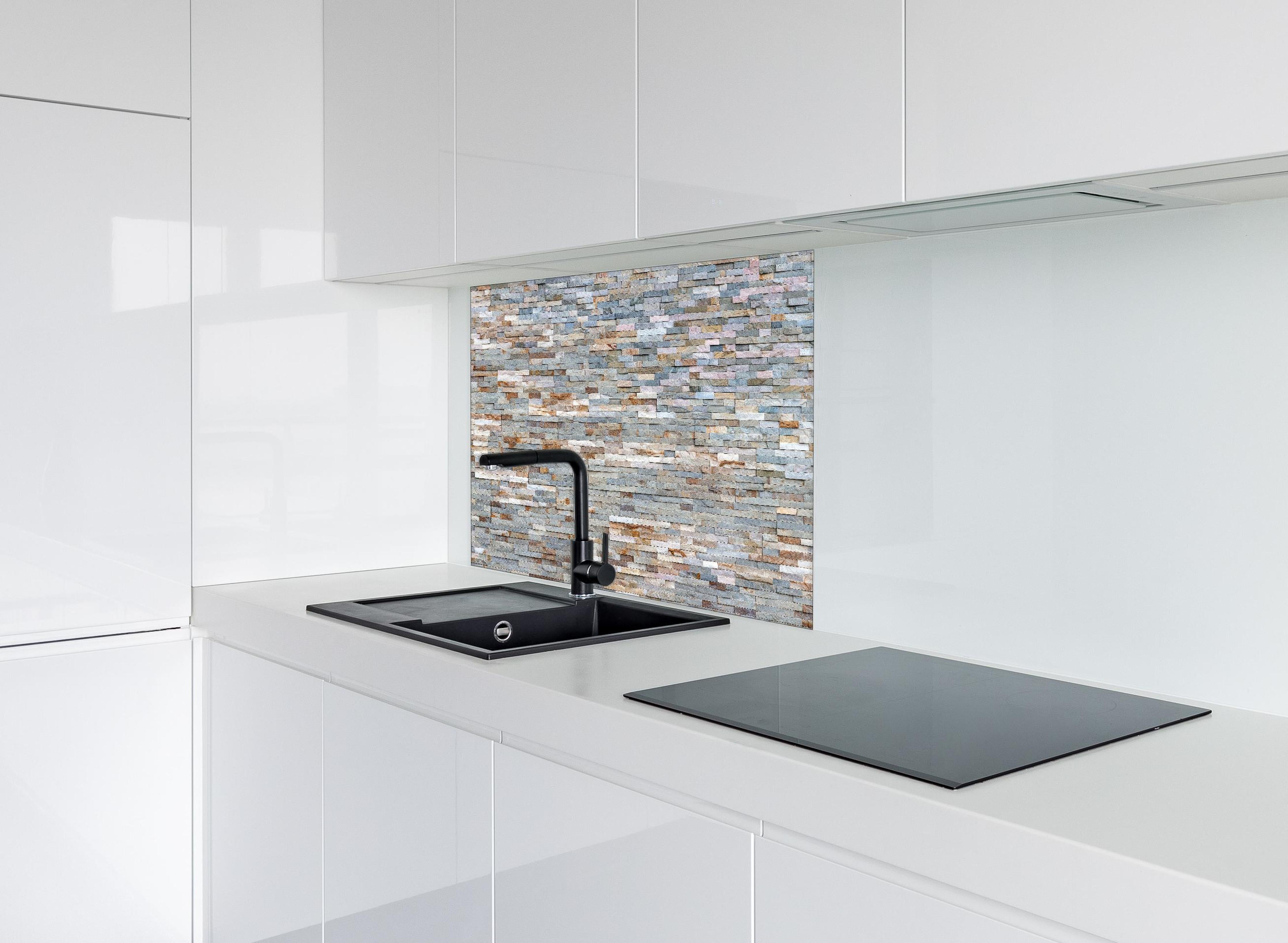 Spritzschutz - Pastellfarbige Schieferstein Textur hinter einem Cerankochfeld zwischen Holz-Kochutensilien
