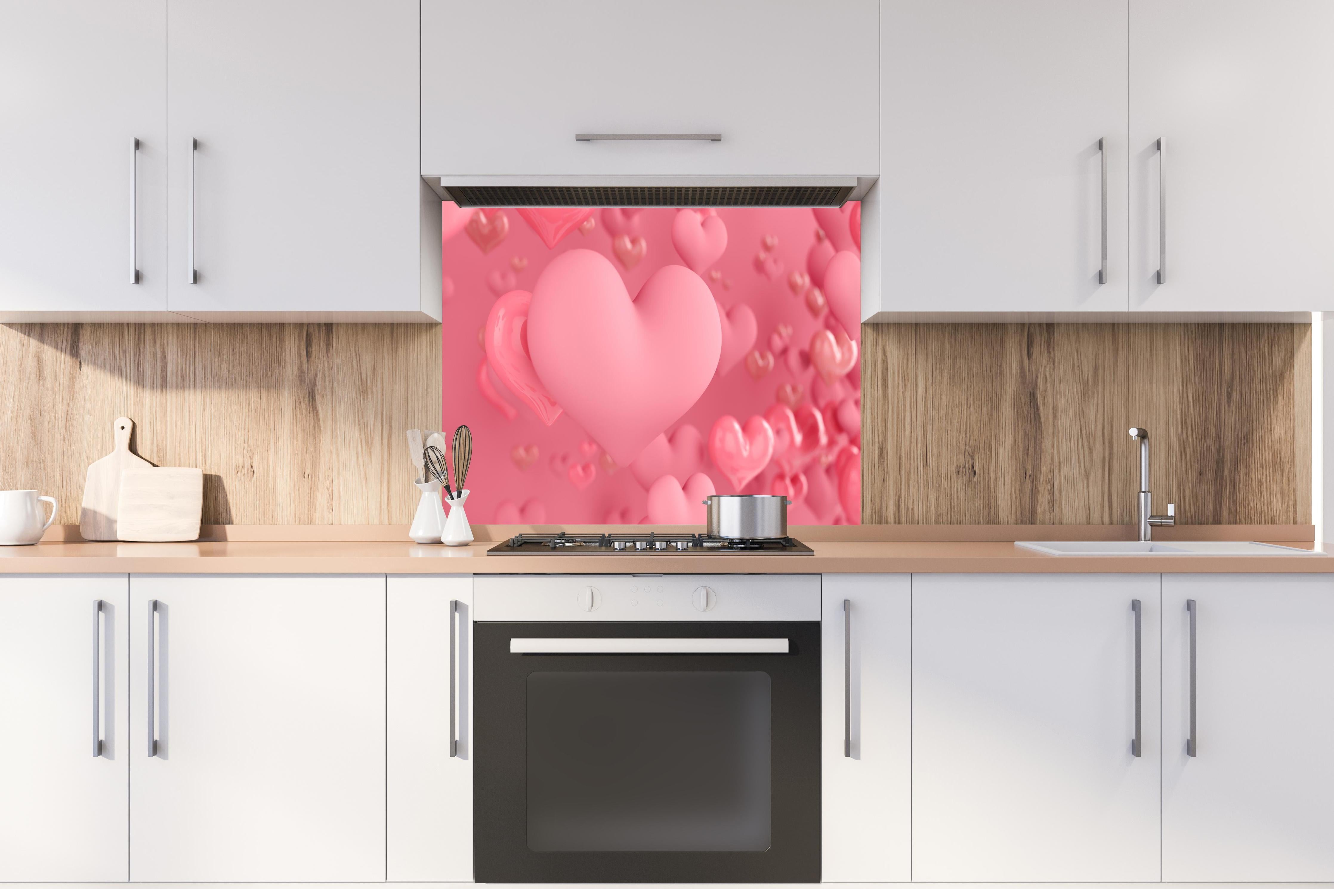 Spritzschutz - Pastellrosa Herzen - Valentinstag  hinter einem Cerankochfeld zwischen Holz-Kochutensilien
