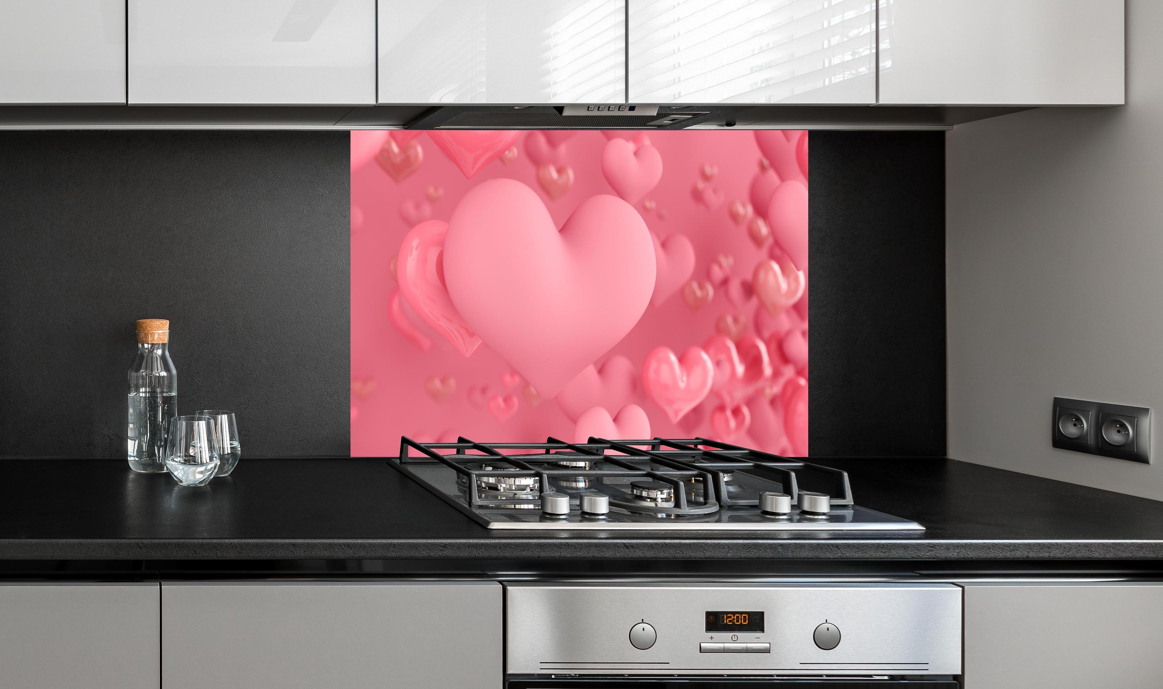 Spritzschutz - Pastellrosa Herzen - Valentinstag  hinter einem Cerankochfeld zwischen Holz-Kochutensilien
